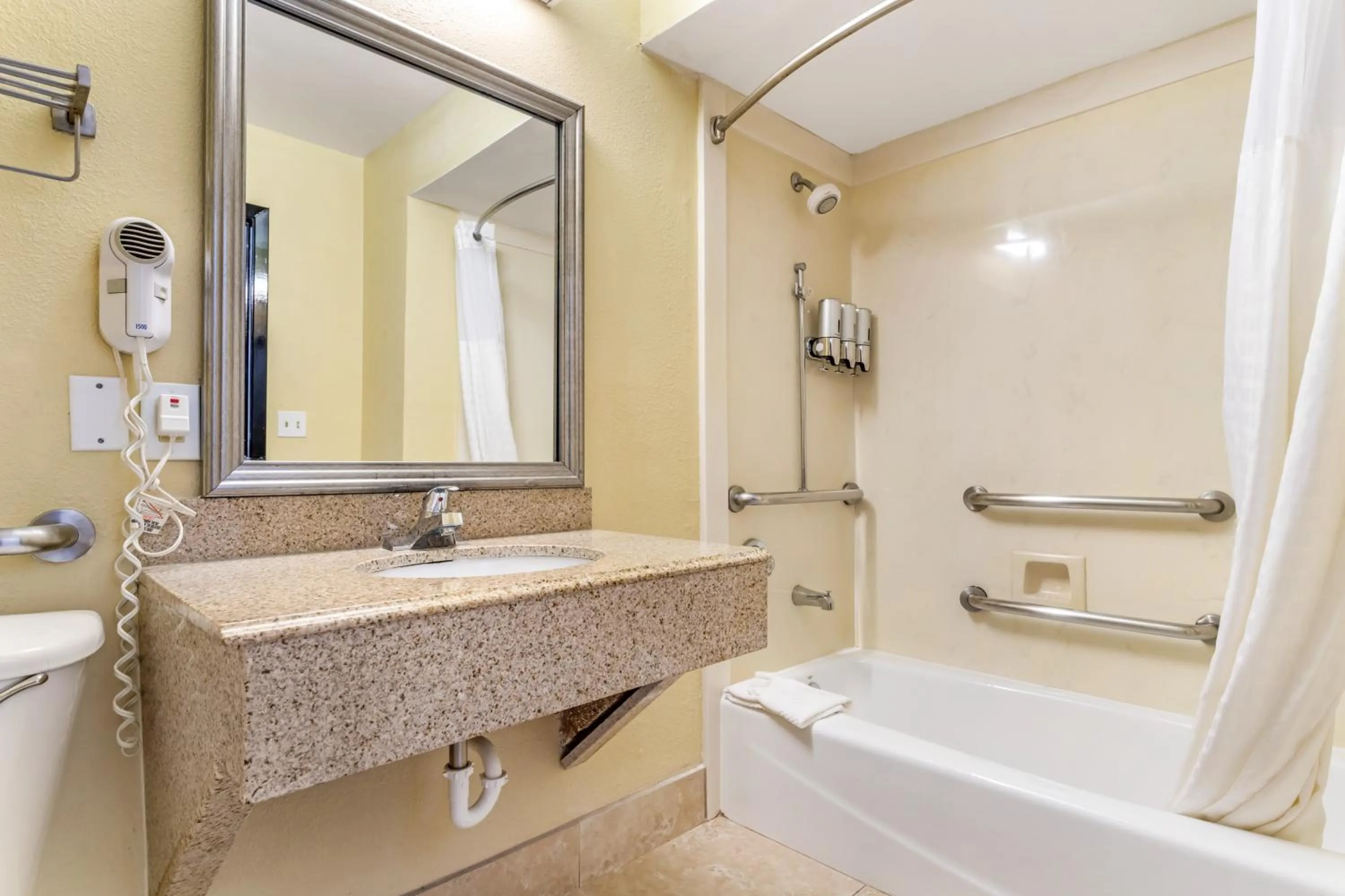 Bathroom in Comfort Suites Bush Intercontinental Airport
