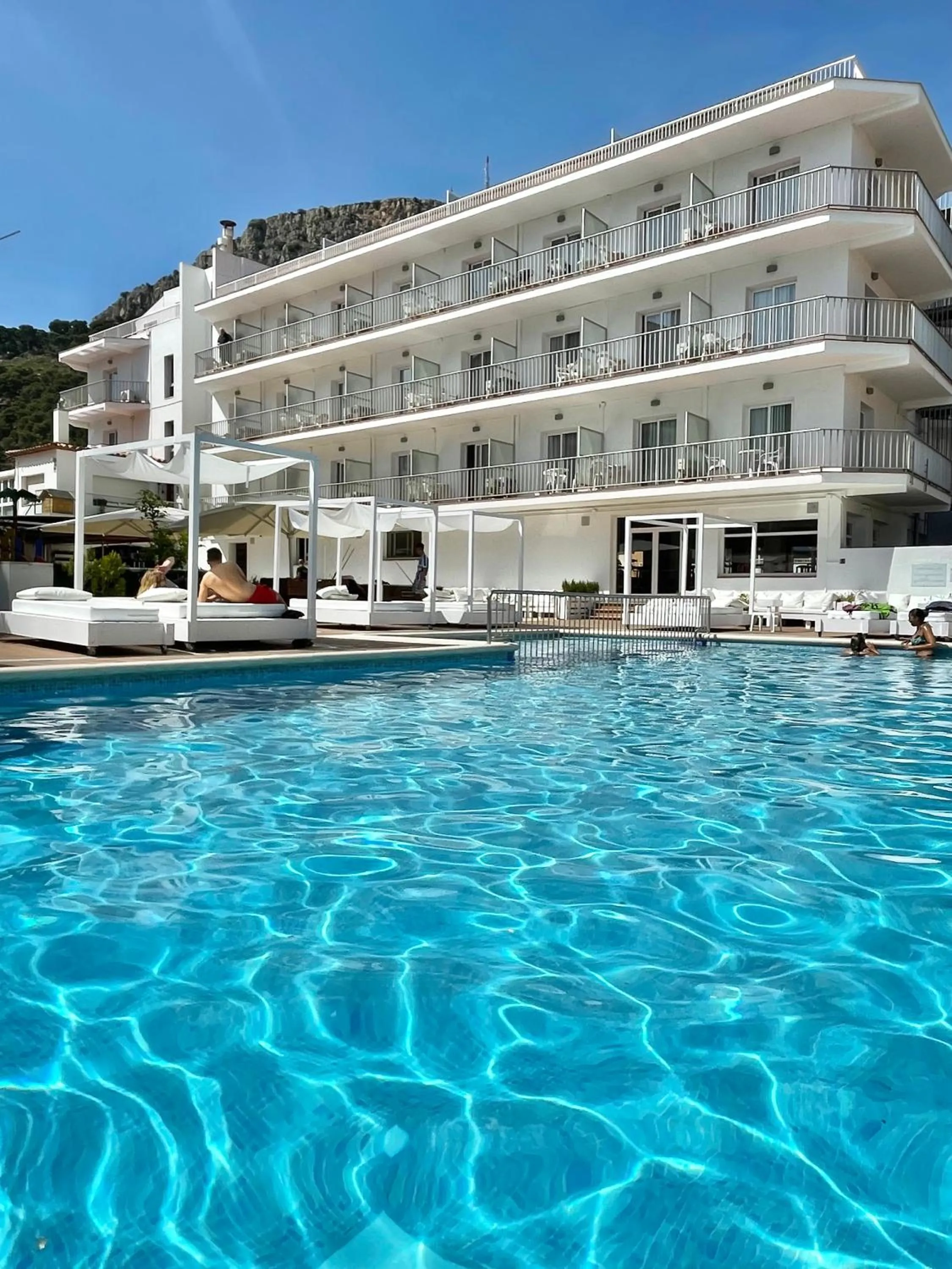 Swimming pool in Hotel Nereida