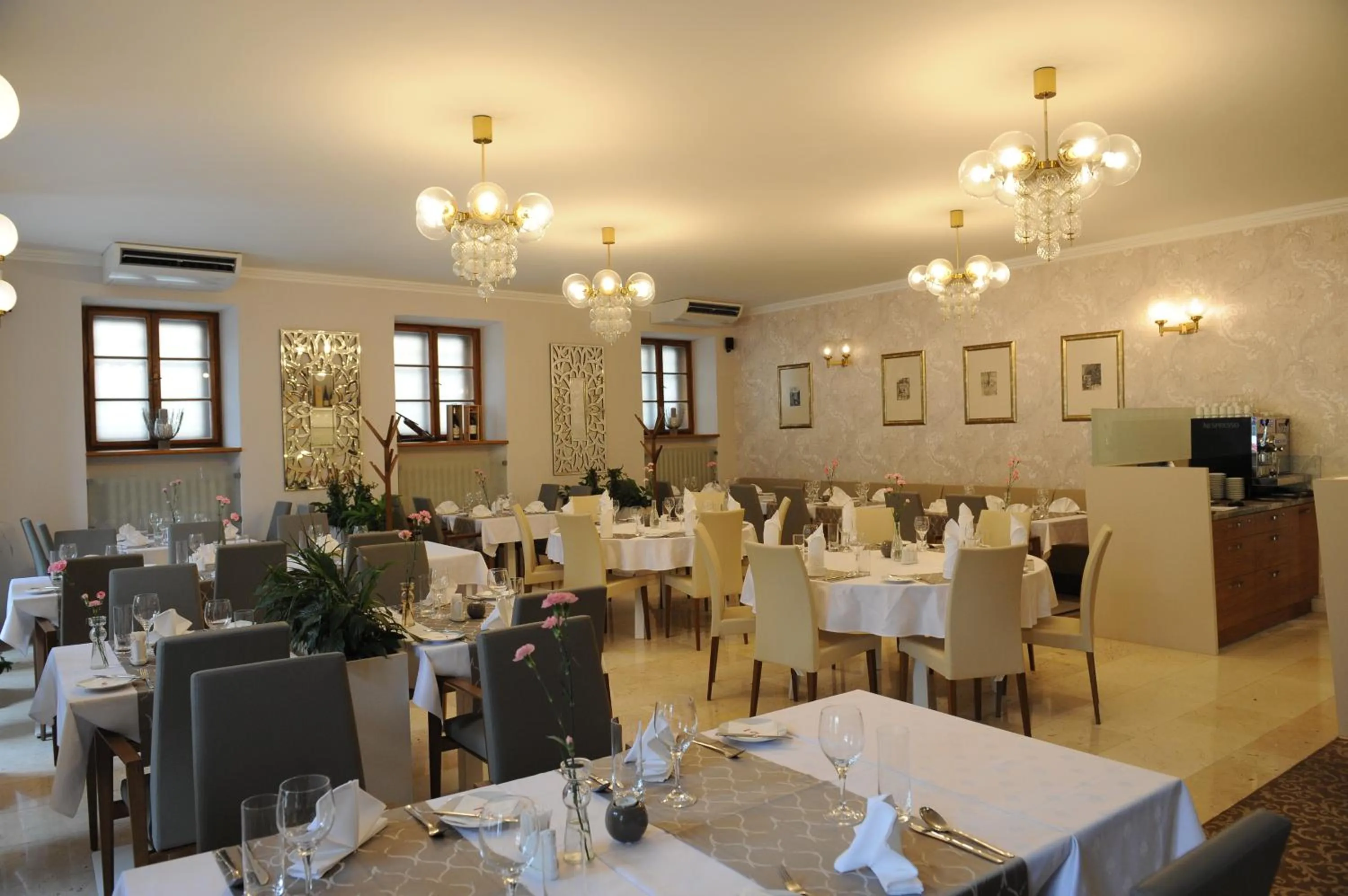 Restaurant/places to eat in Hotel Prince de Ligne