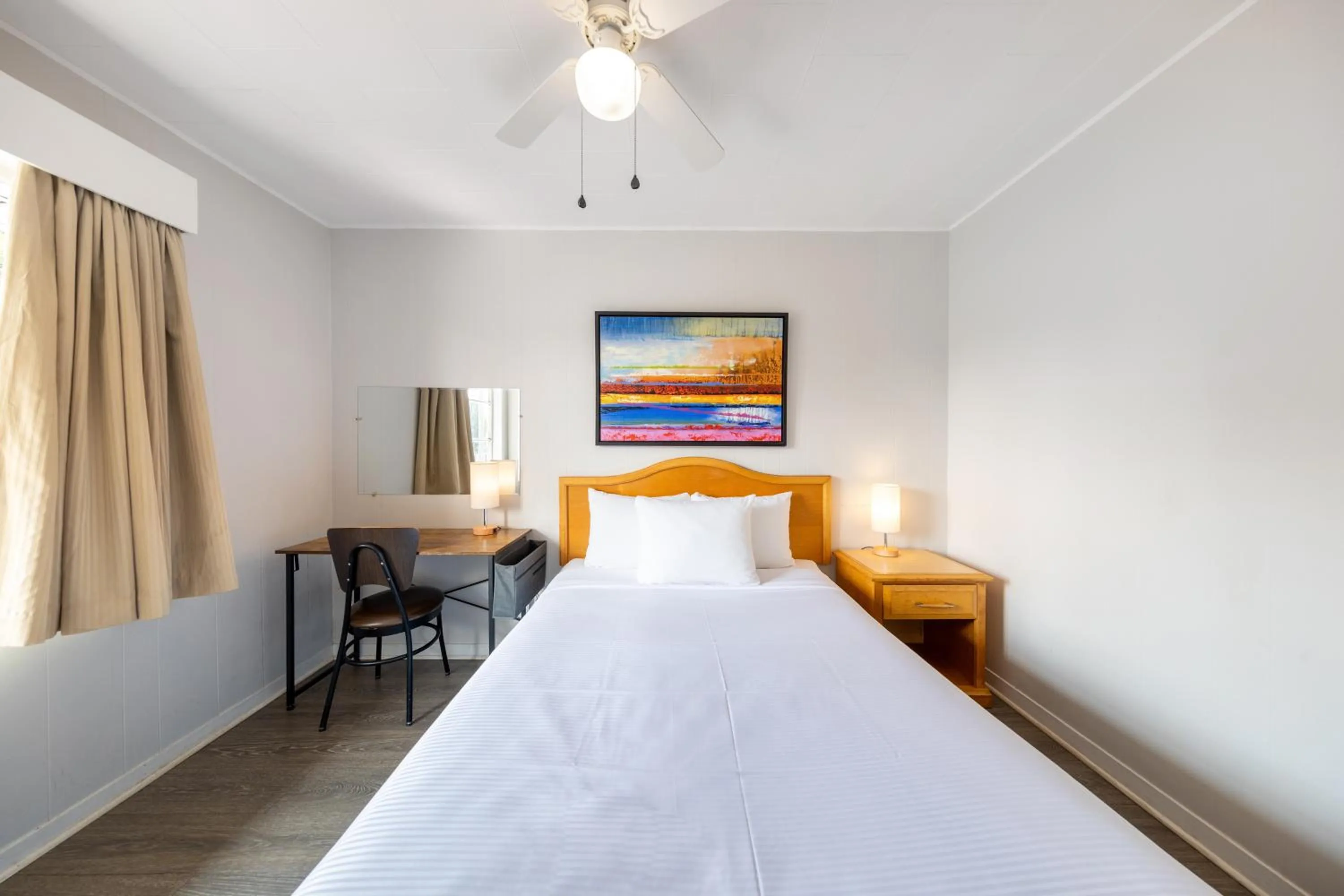 Bedroom, Bed in 2400 Motel