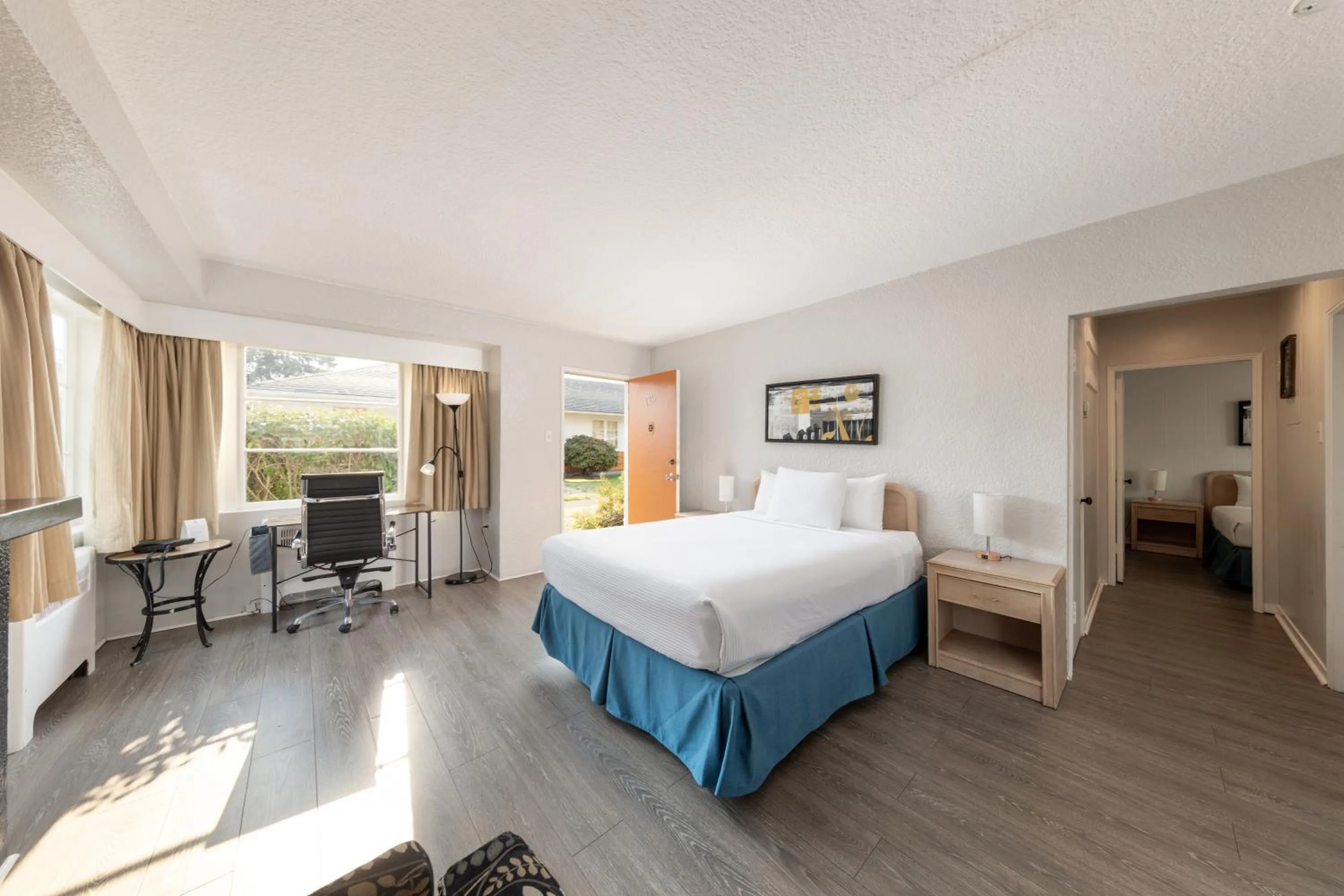 Bedroom, Bed in 2400 Motel