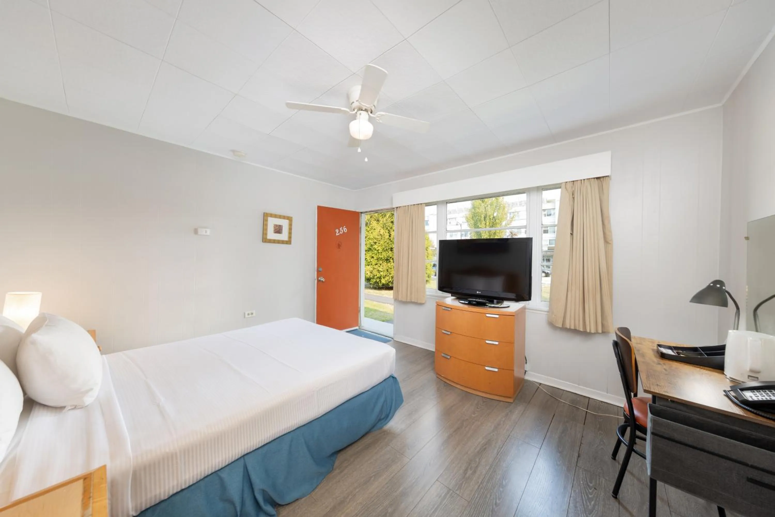 Bedroom, Bed in 2400 Motel