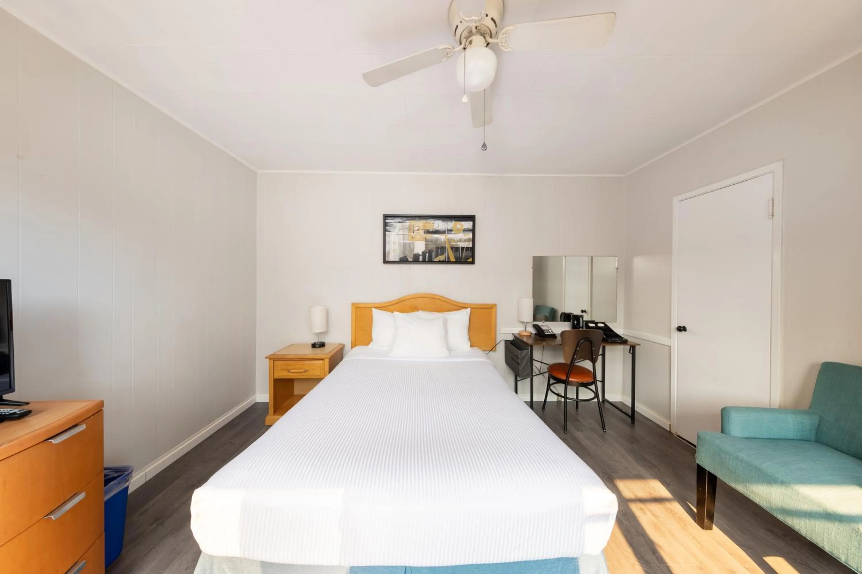 Bedroom, Bed in 2400 Motel