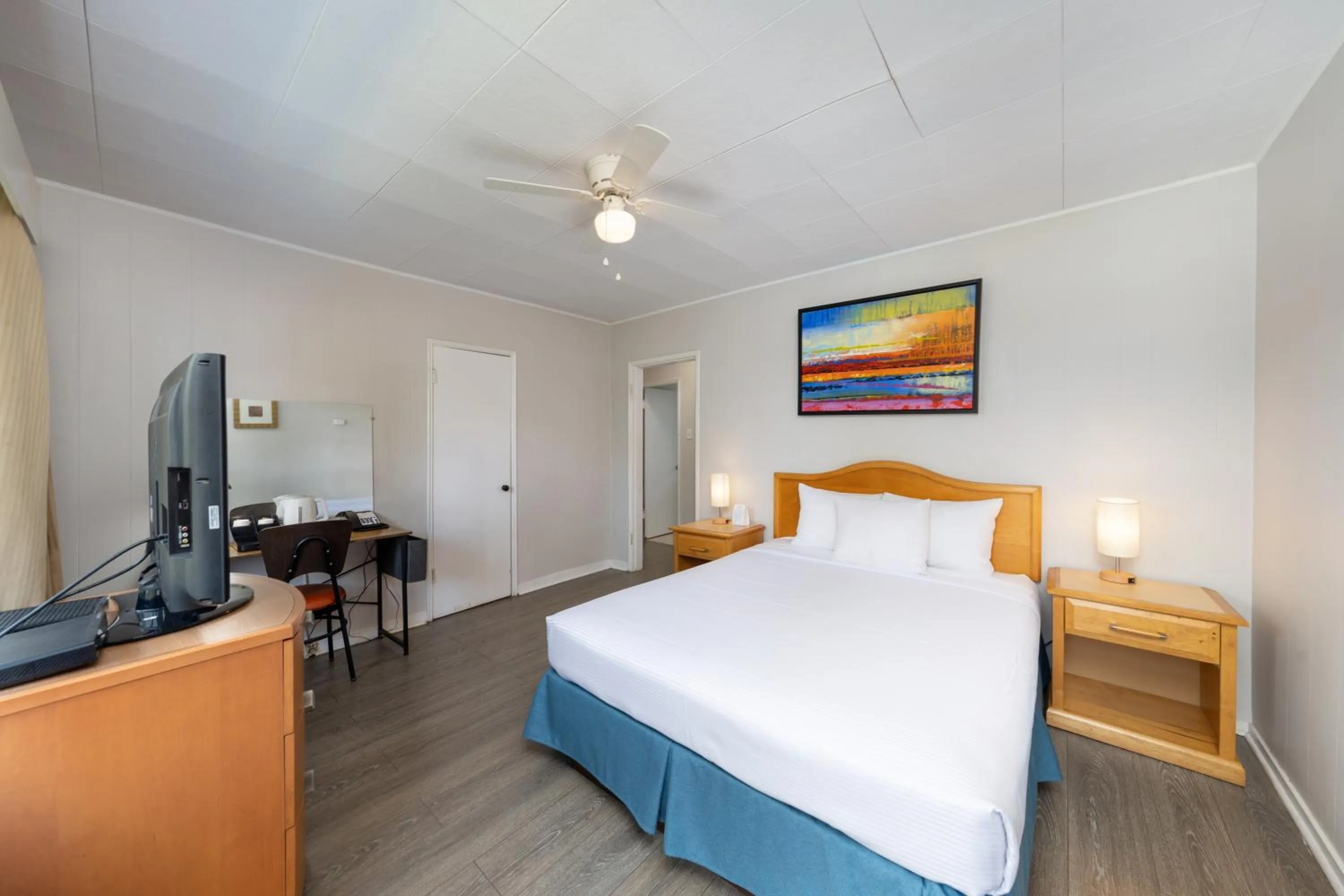 Bedroom, Bed in 2400 Motel