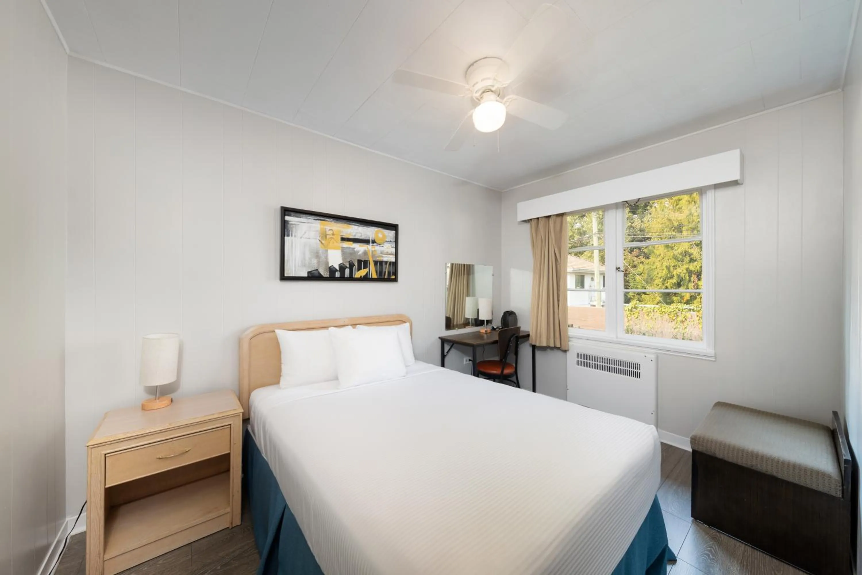 Bedroom, Bed in 2400 Motel