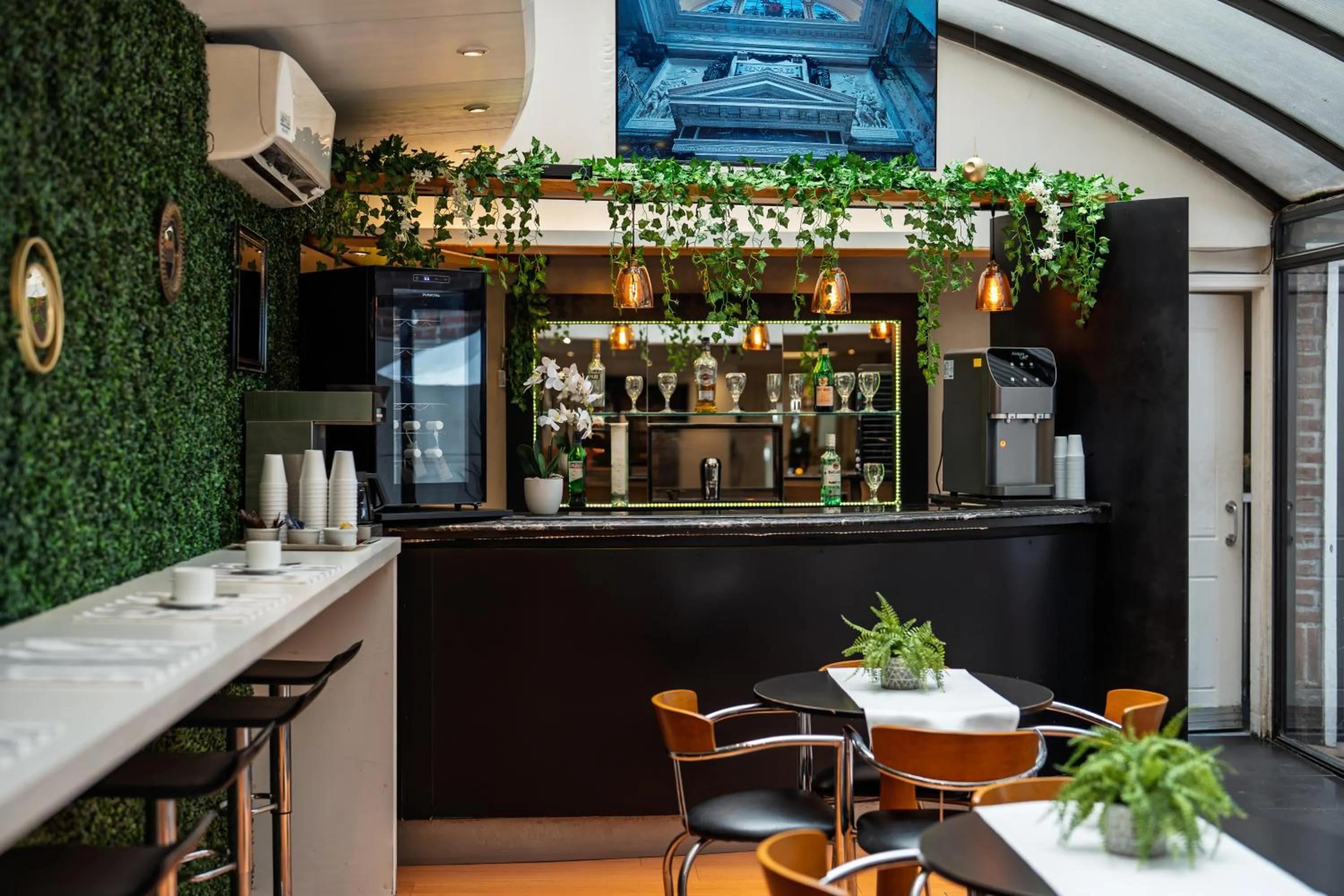 Lounge or bar in Pocitos Plaza Hotel