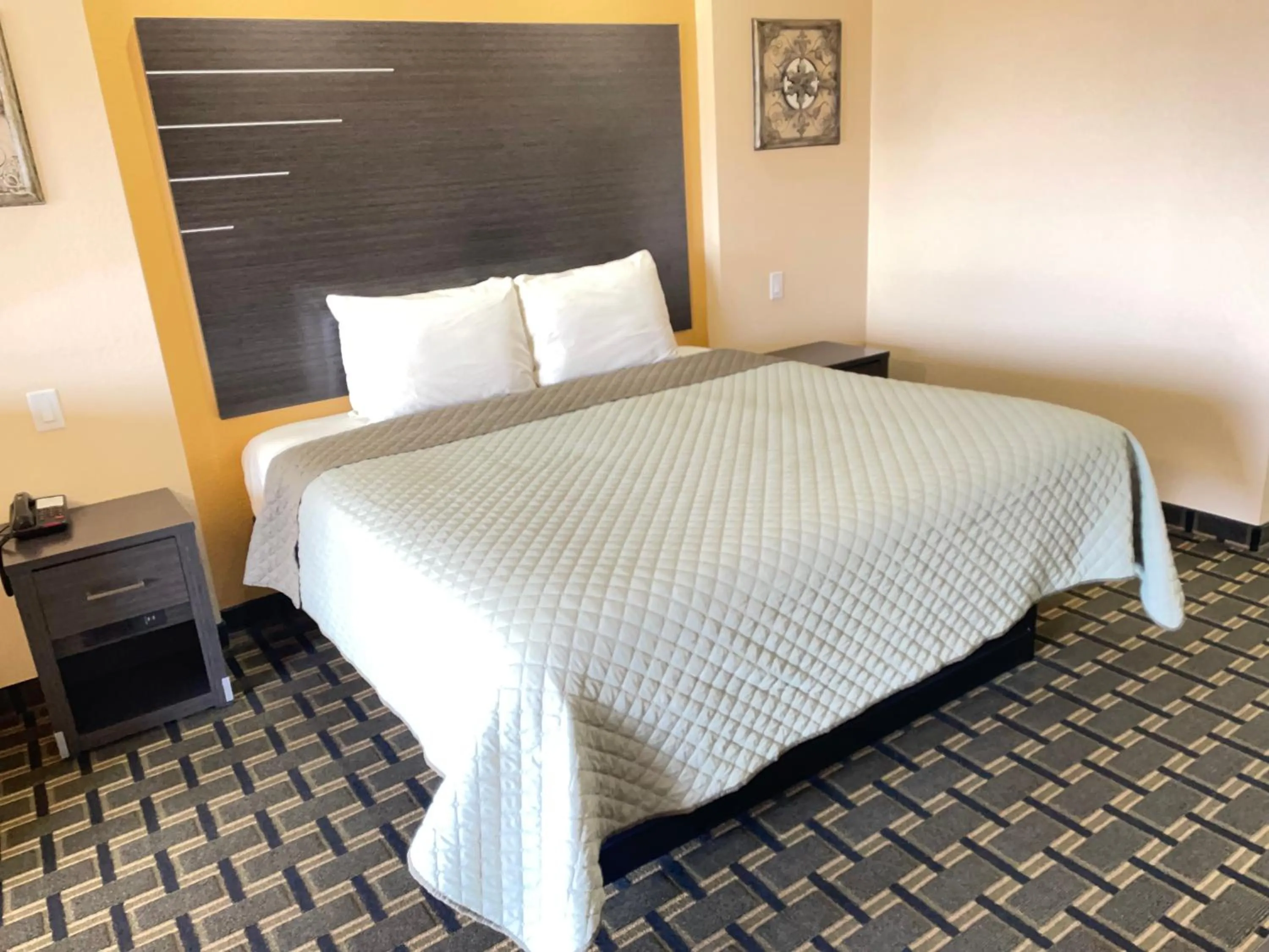 Bed in Homegate Inn & Suites West Memphis