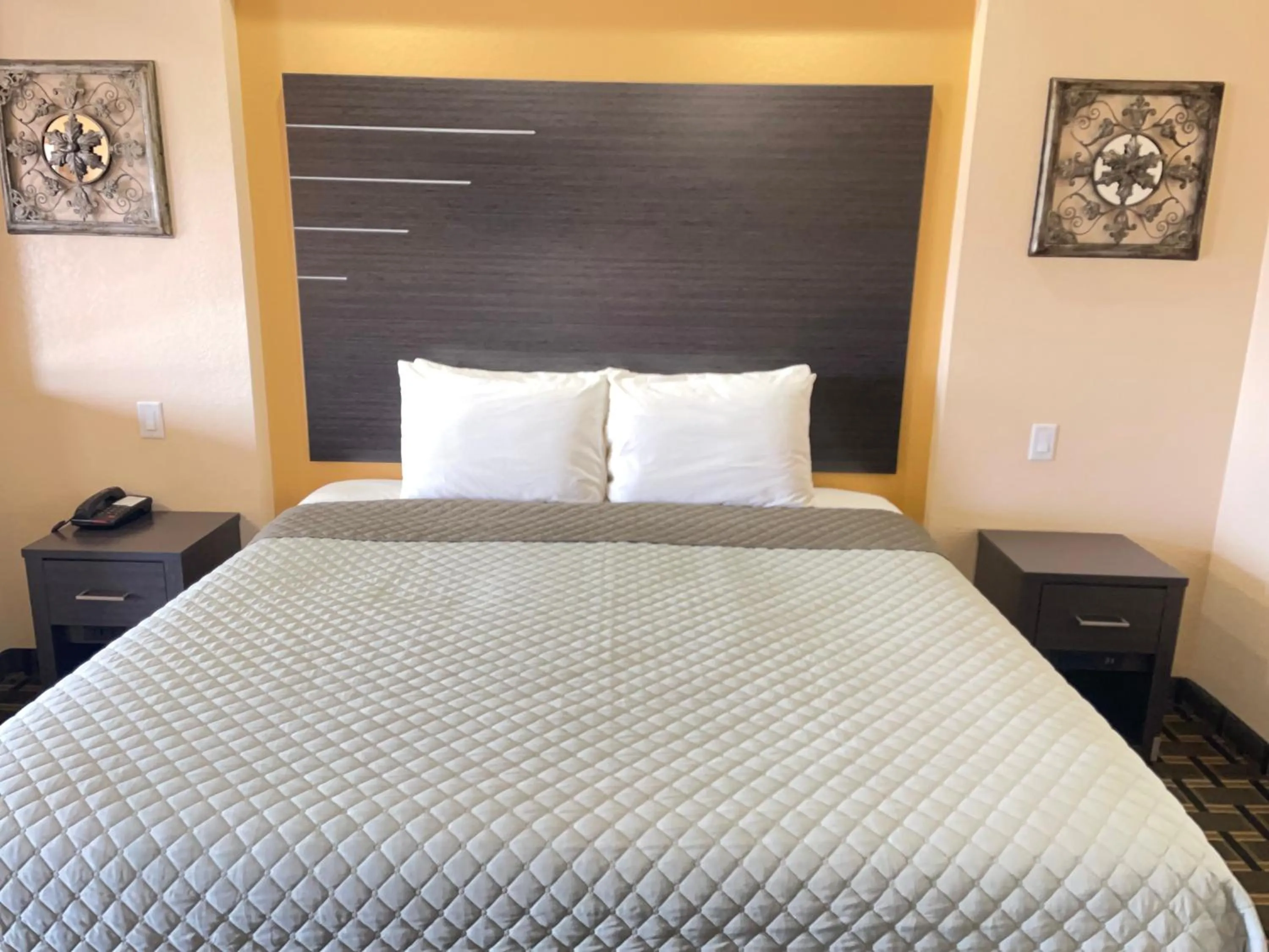 Bed in Homegate Inn & Suites West Memphis