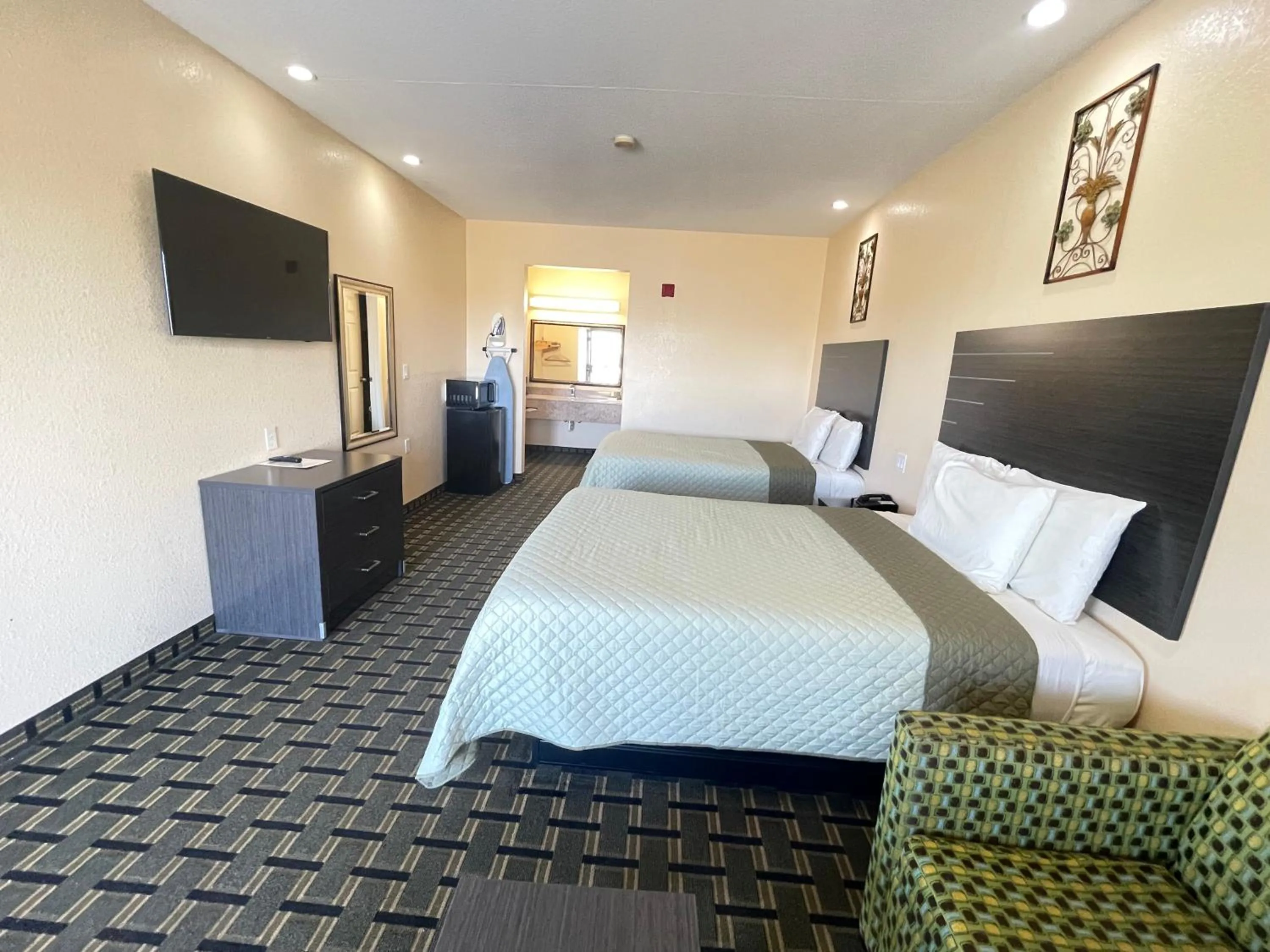 Bed in Homegate Inn & Suites West Memphis