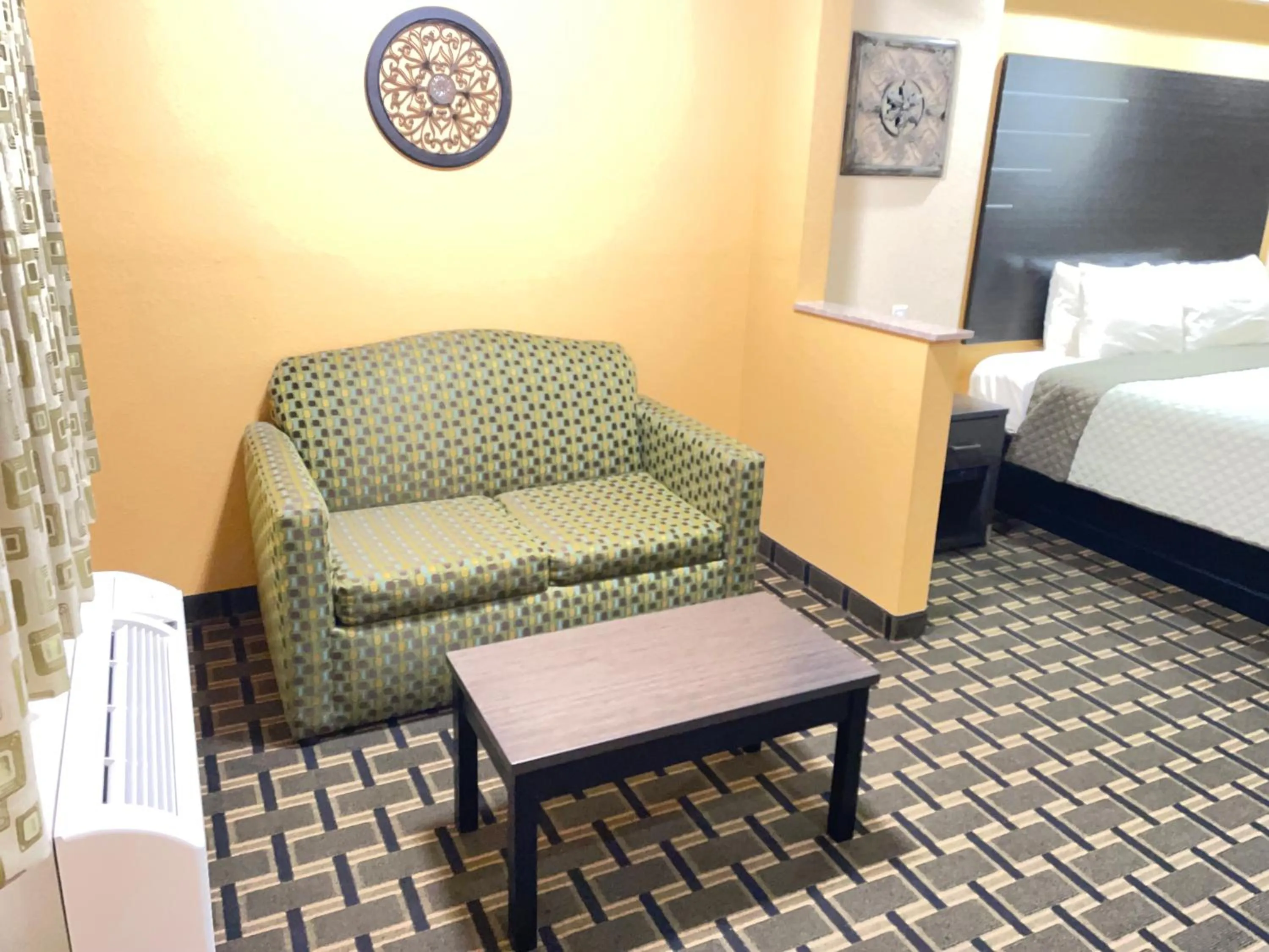 Seating area, Bed in Homegate Inn & Suites West Memphis
