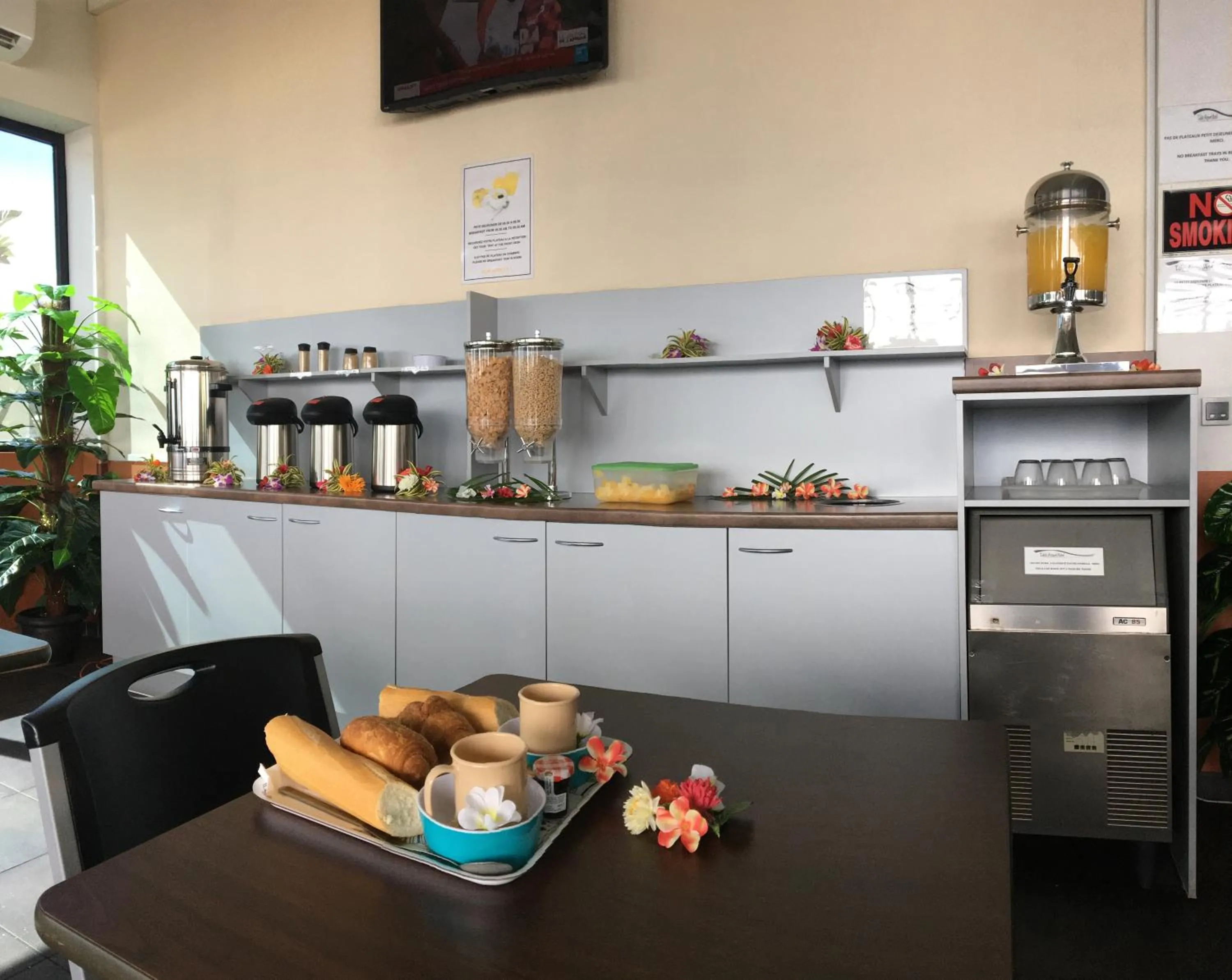 Continental breakfast in Tahiti Airport Motel
