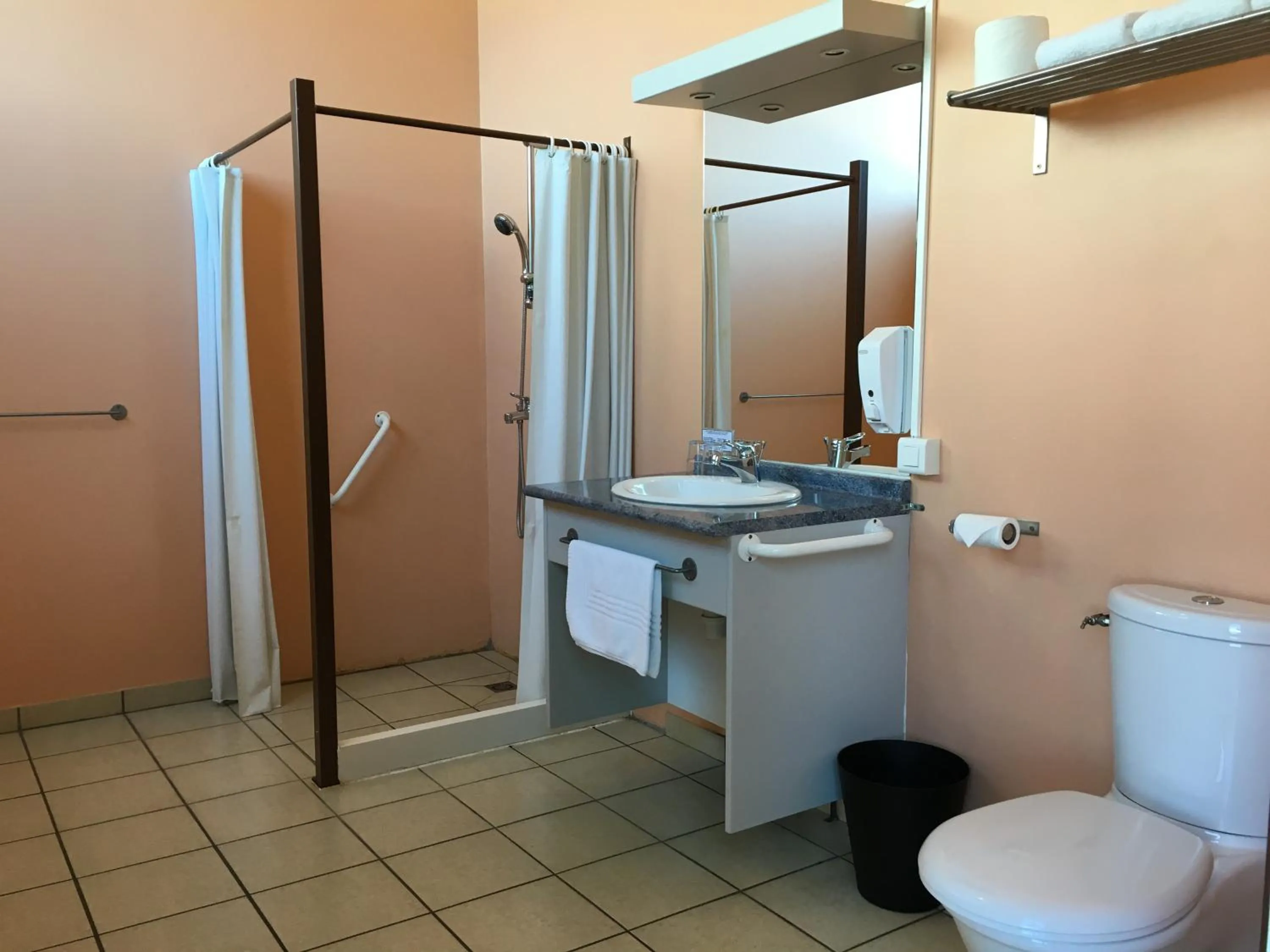 Bathroom in Tahiti Airport Motel