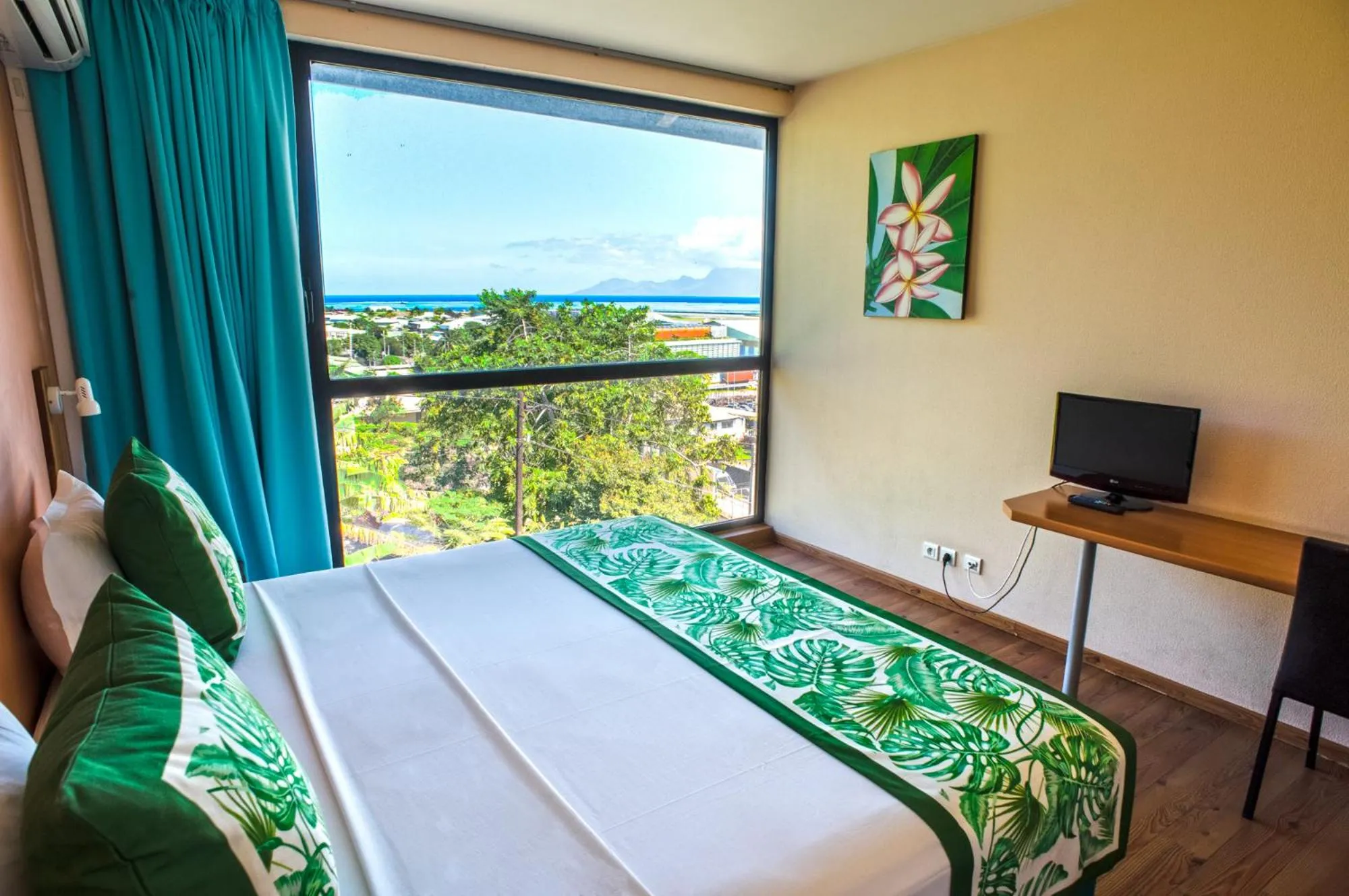 Photo of the whole room, Bed in Tahiti Airport Motel