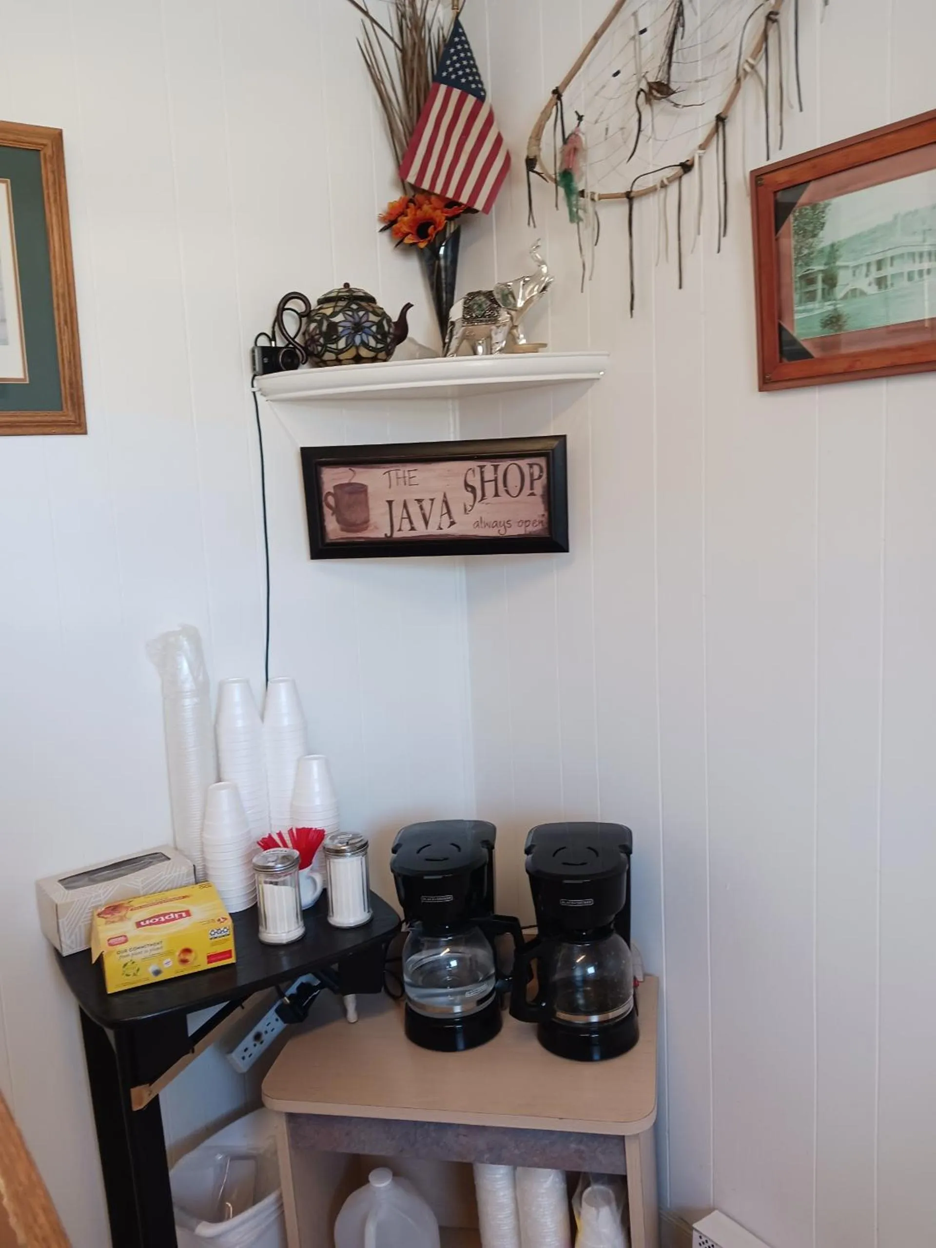 Coffee/tea facilities in White Pine Motel