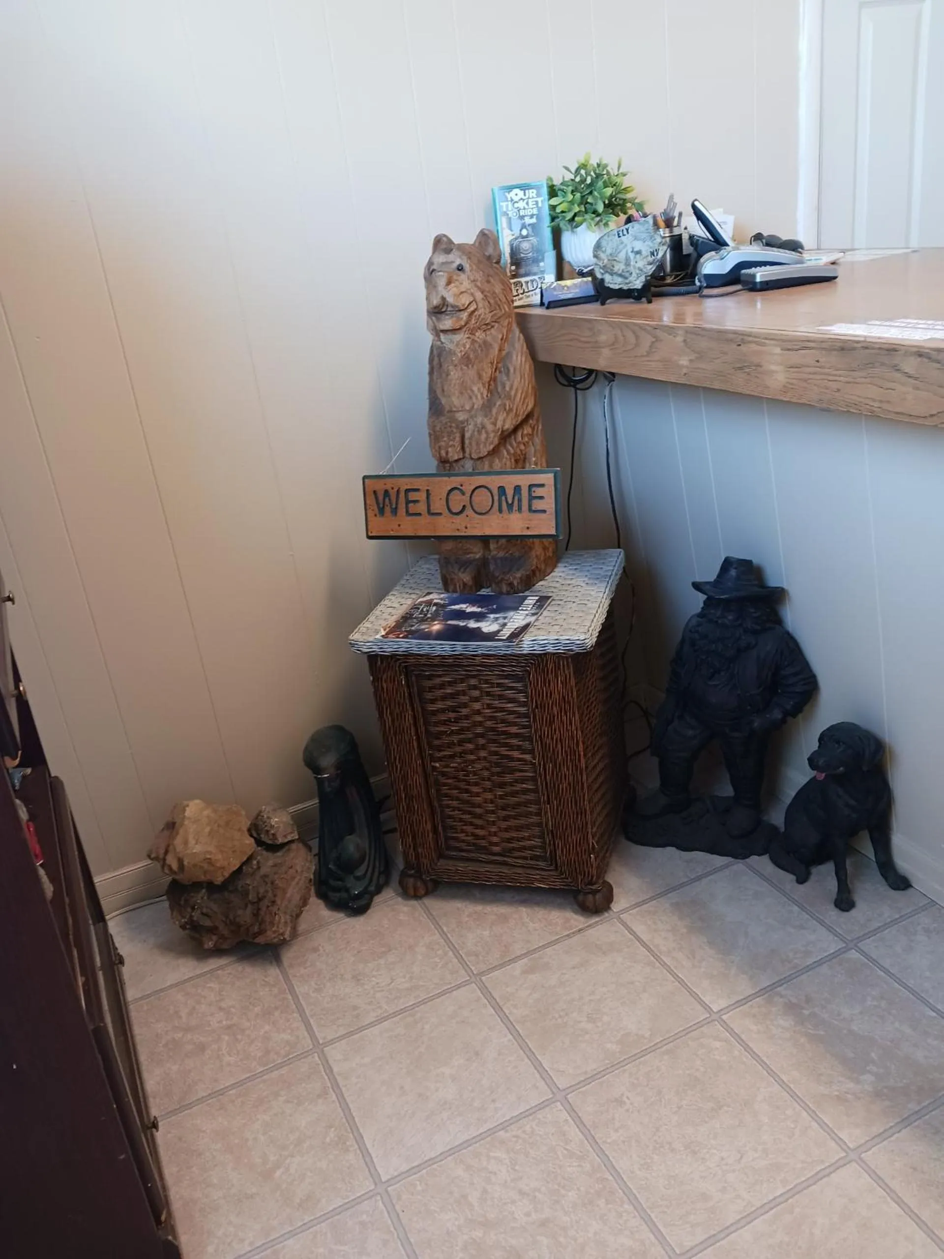 Lobby or reception in White Pine Motel