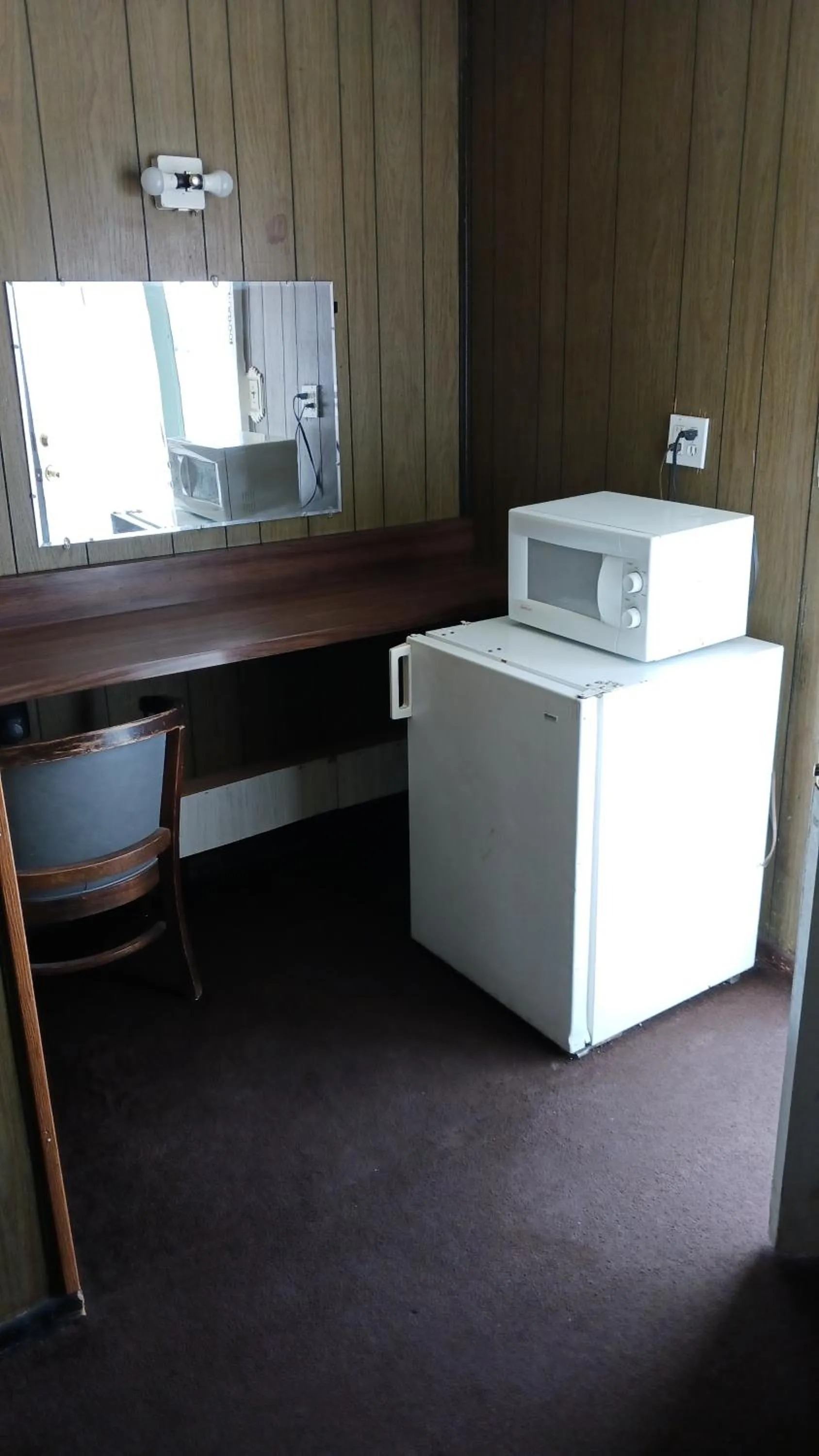 minibar in White Pine Motel