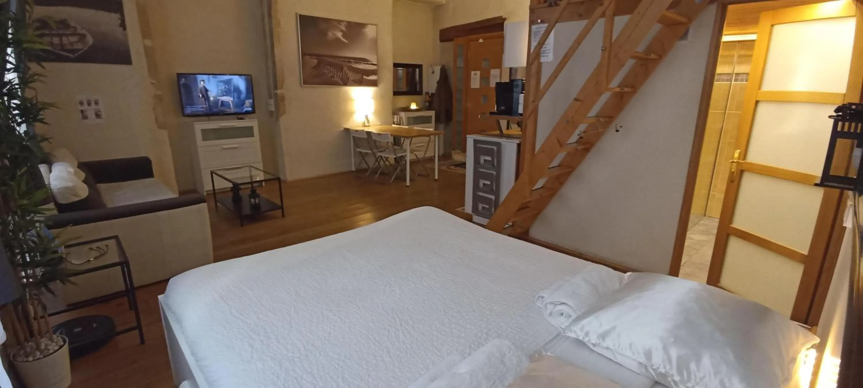 Bed in LOGE DE L'OPERA