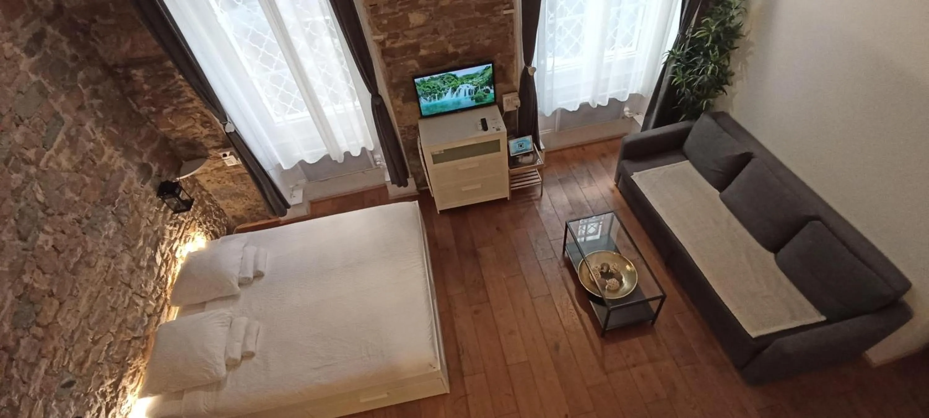 Photo of the whole room, Bed in LOGE DE L'OPERA