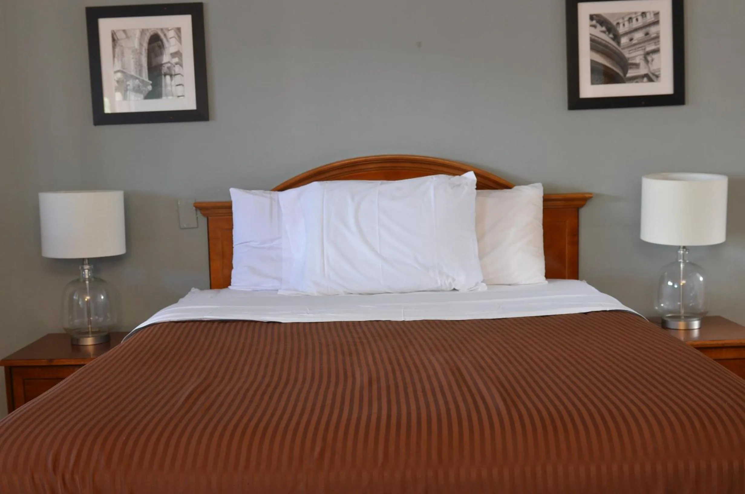 Bed in The Oak Motel