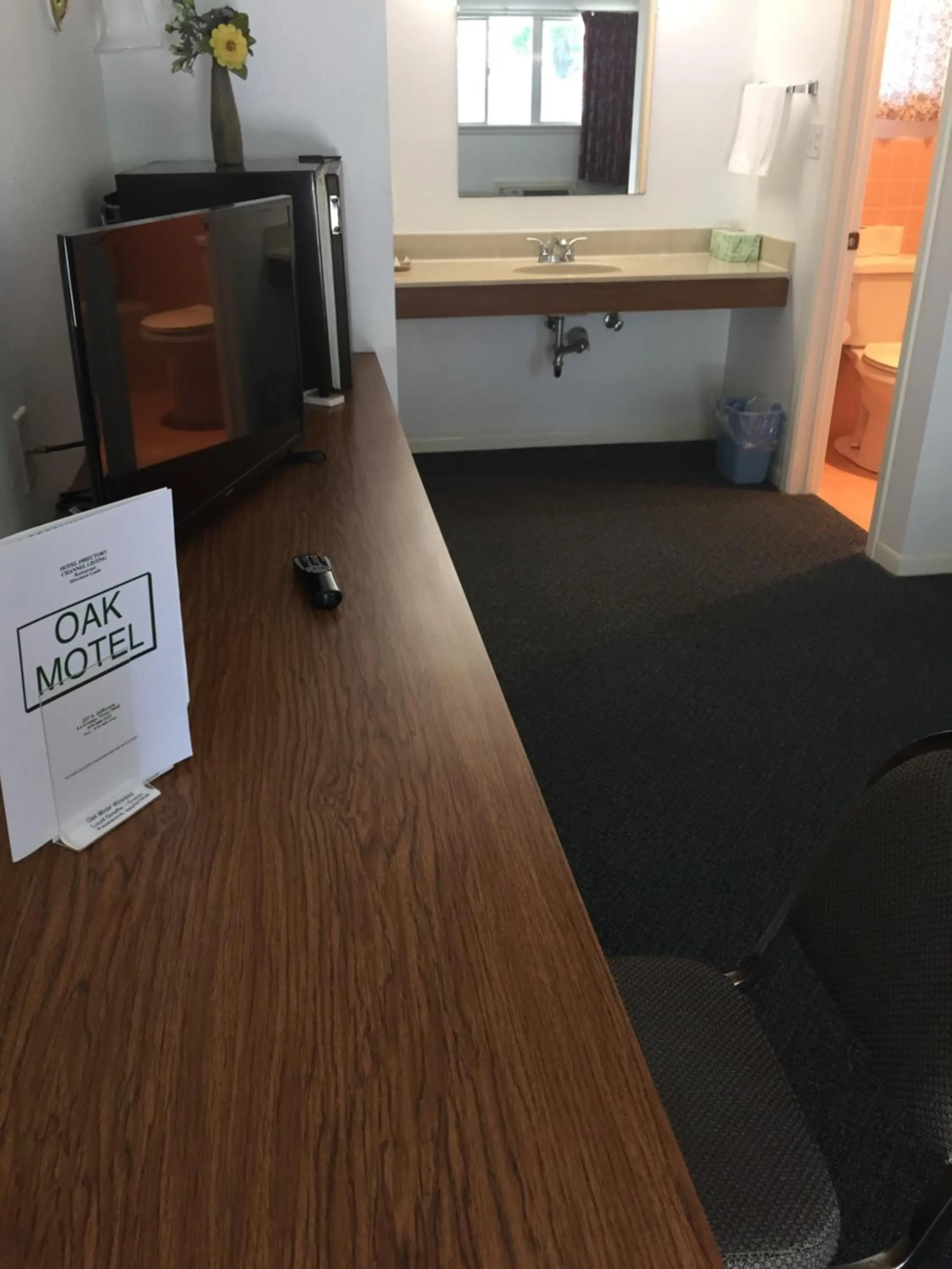 Bedroom in The Oak Motel