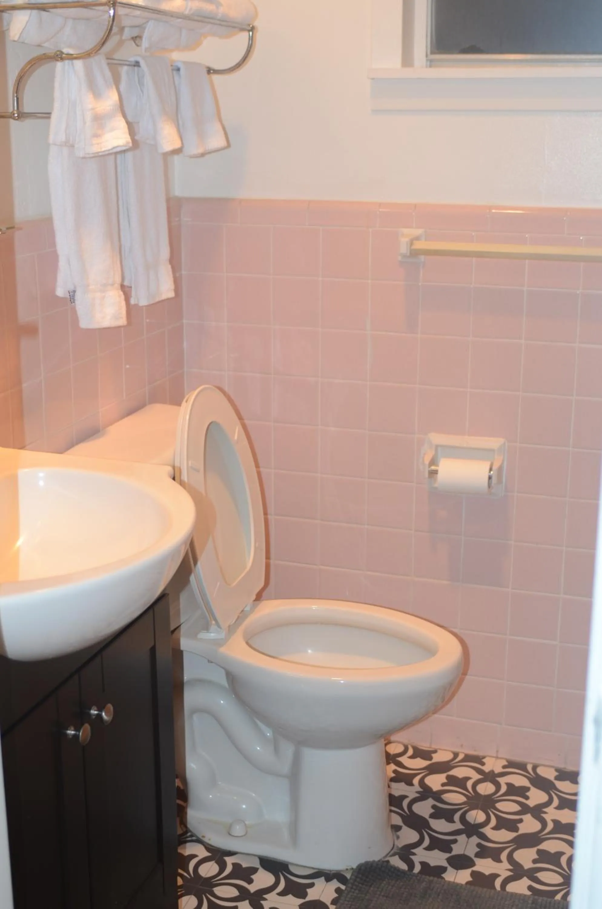 Toilet in The Oak Motel