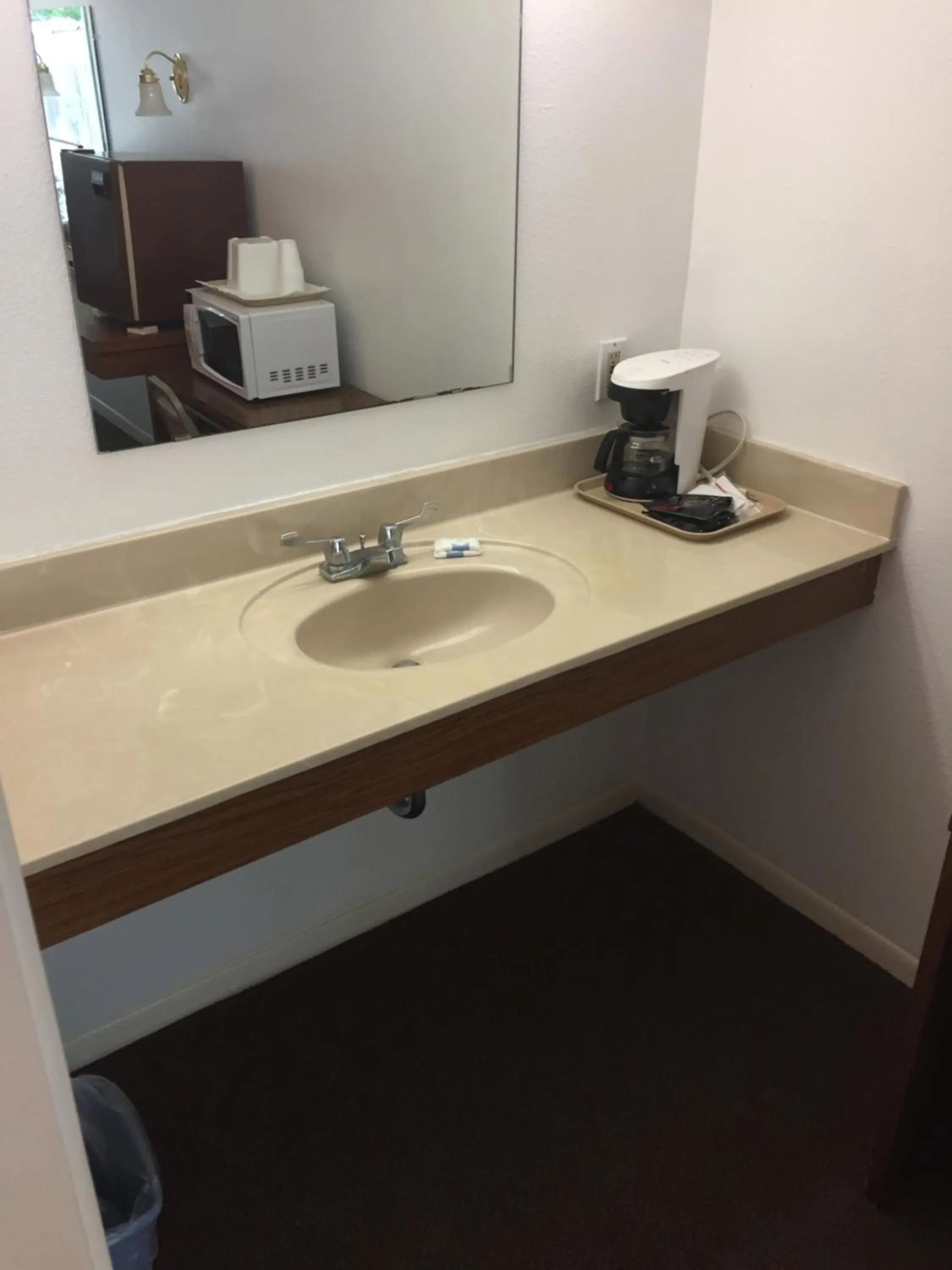 Property building in The Oak Motel