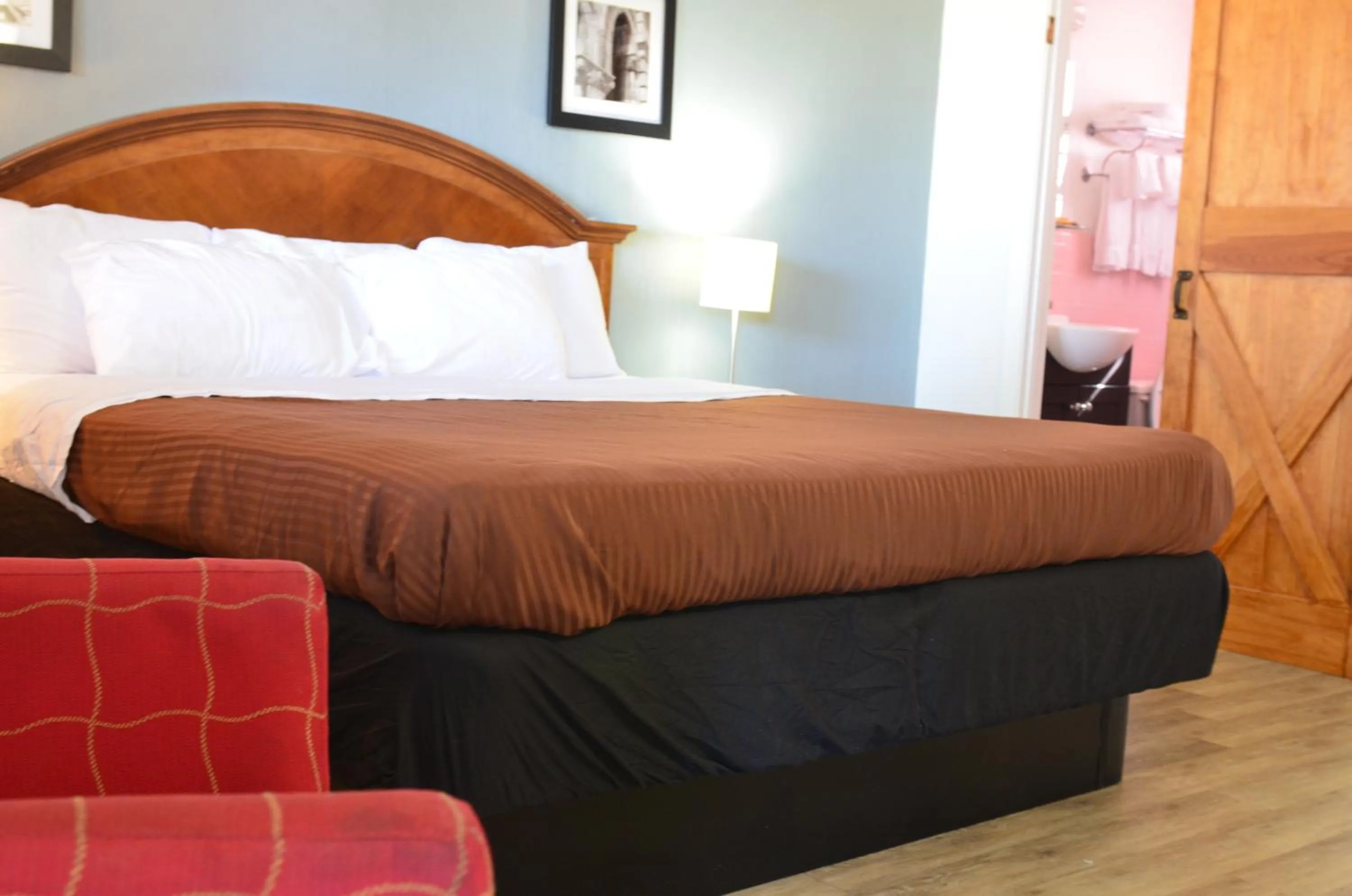 Bed in The Oak Motel