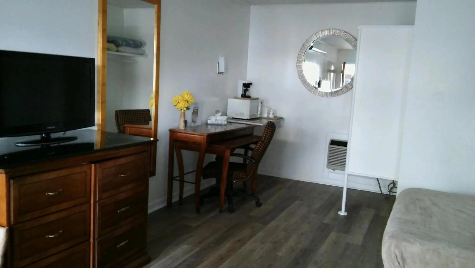 Seating area in The Oak Motel