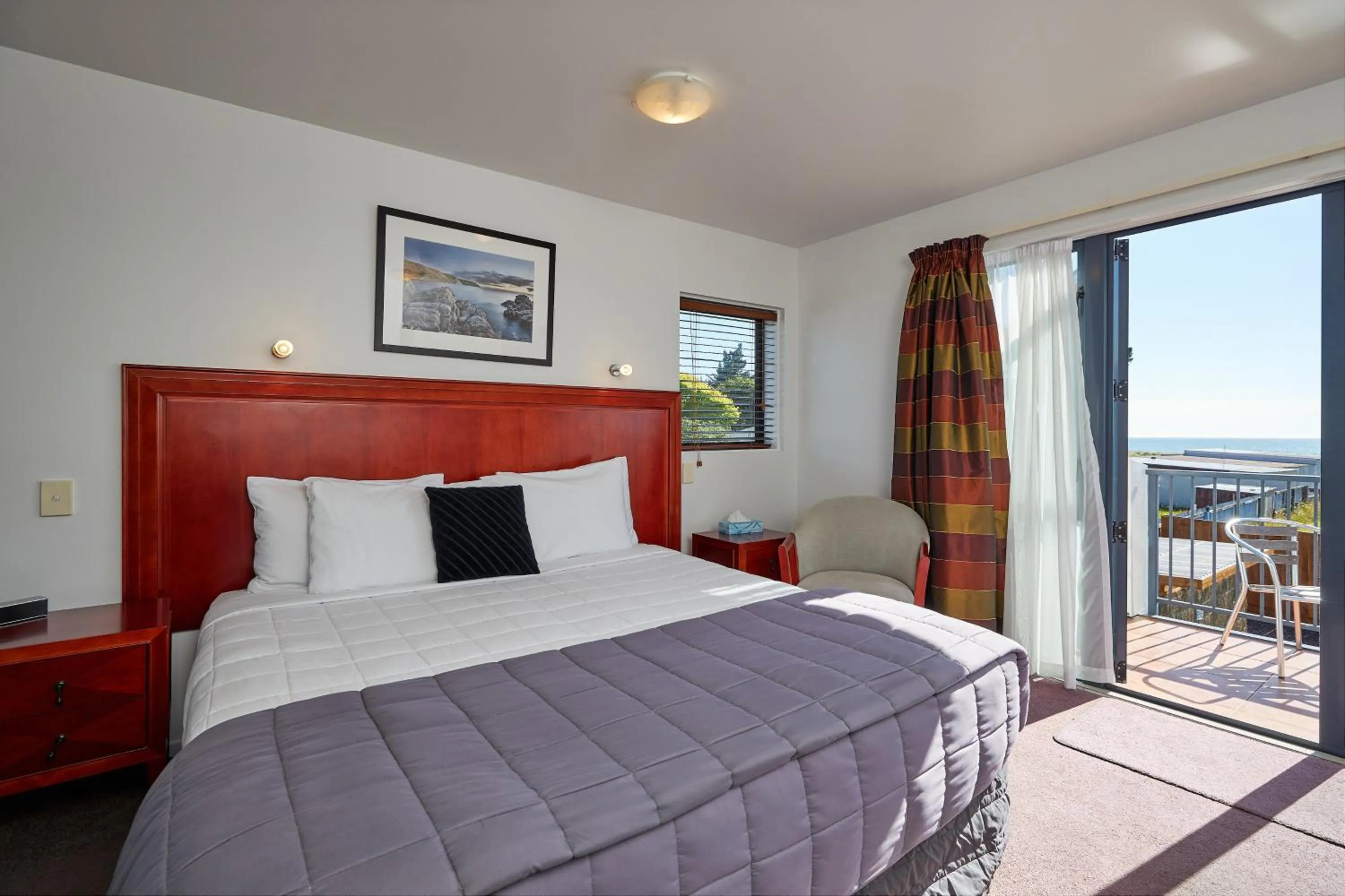 Photo of the whole room, Bed in Kaikoura Quality Suites