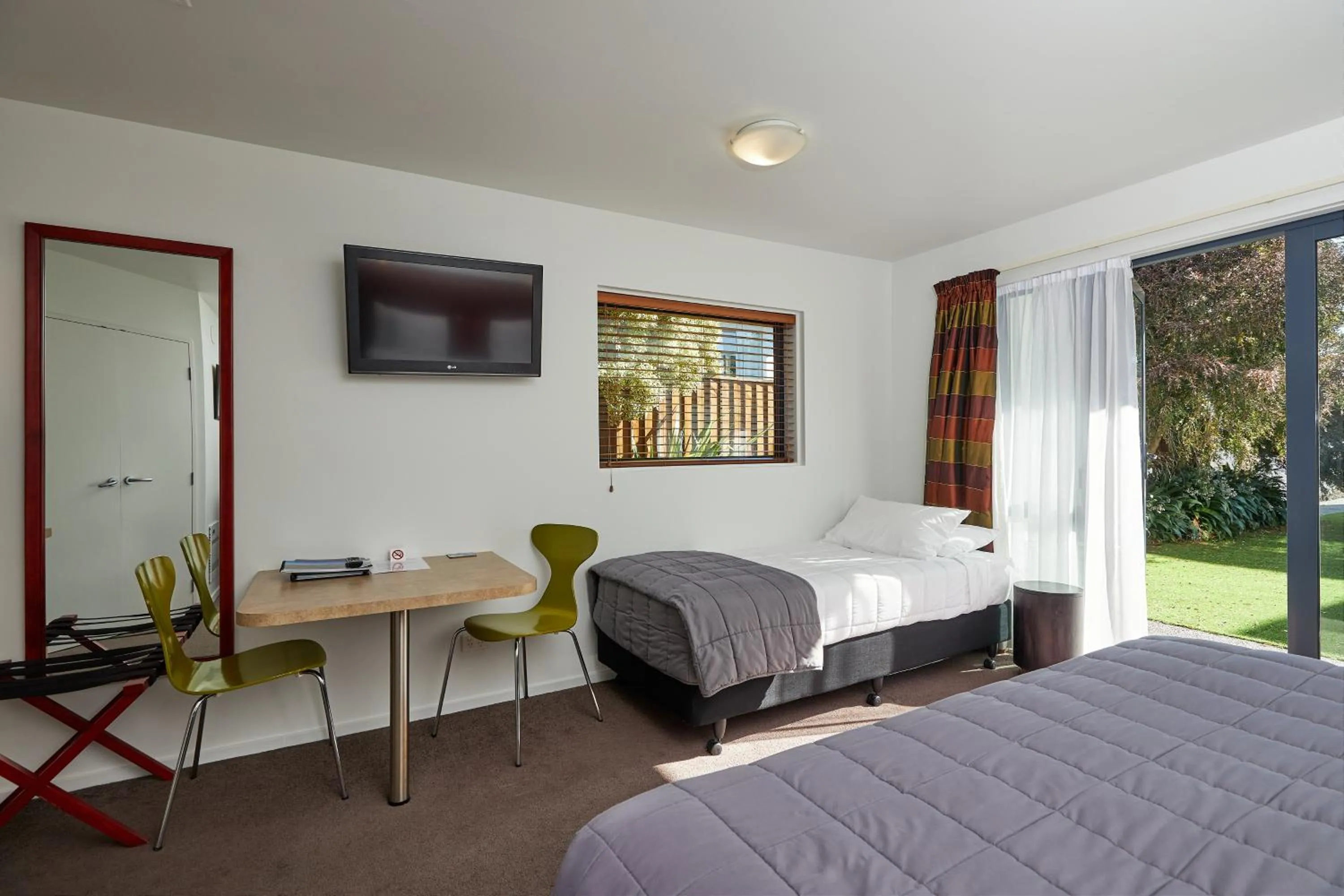 Photo of the whole room, Bed in Kaikoura Quality Suites