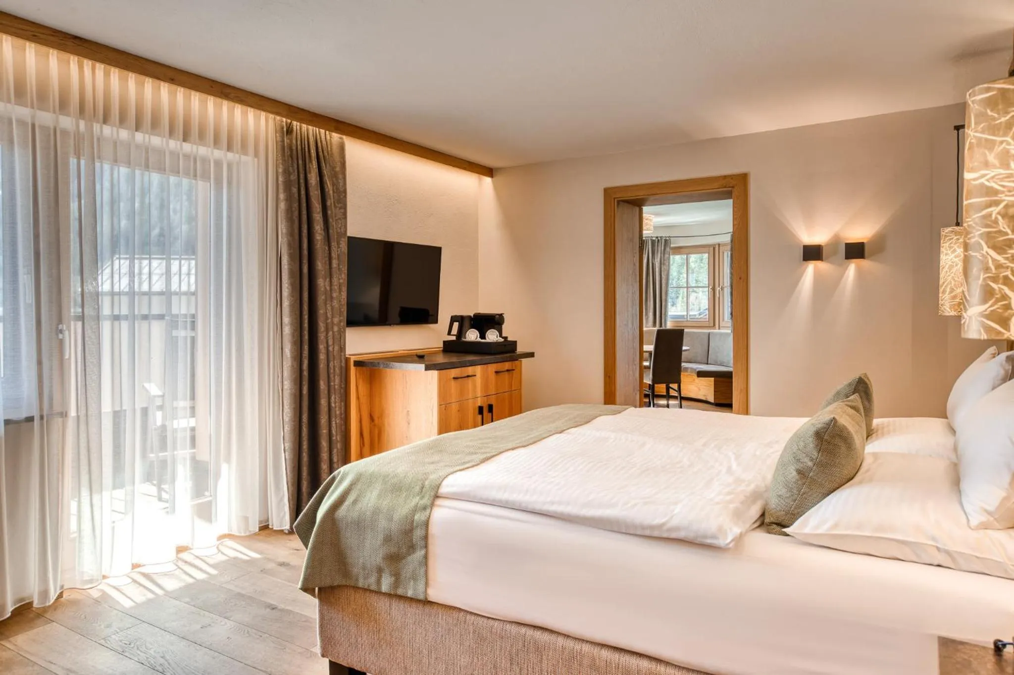 Photo of the whole room, Bed in Hotel habicher hof 4-Sterne-Superior