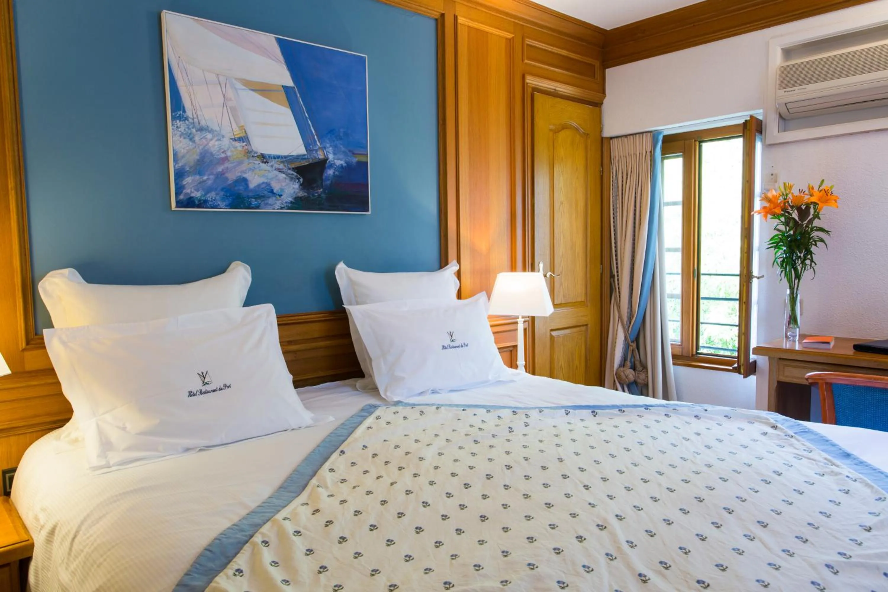 Bedroom, Bed in Hôtel Restaurant Du Port