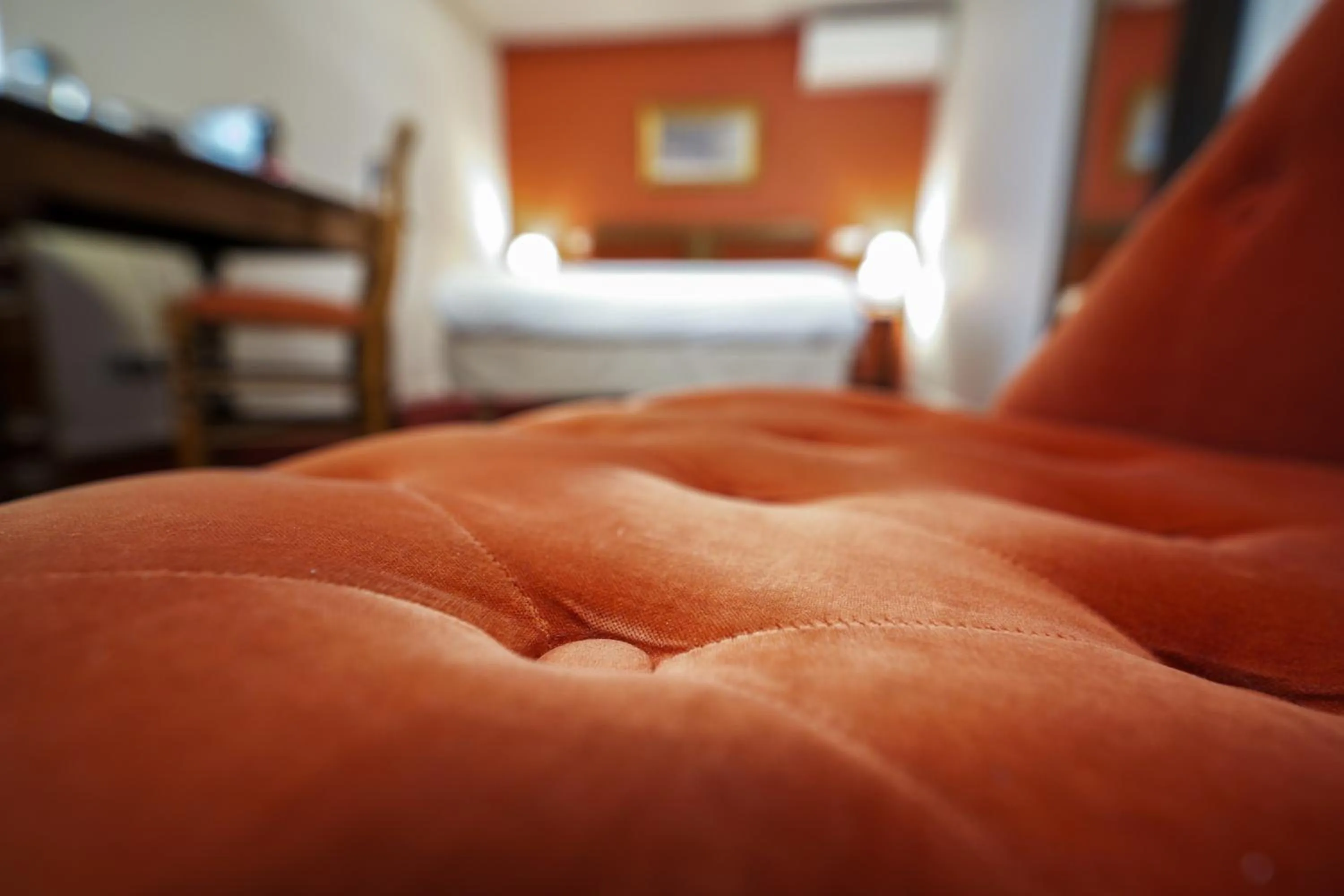 Living room, Bed in Hôtel Wilson - Teritoria