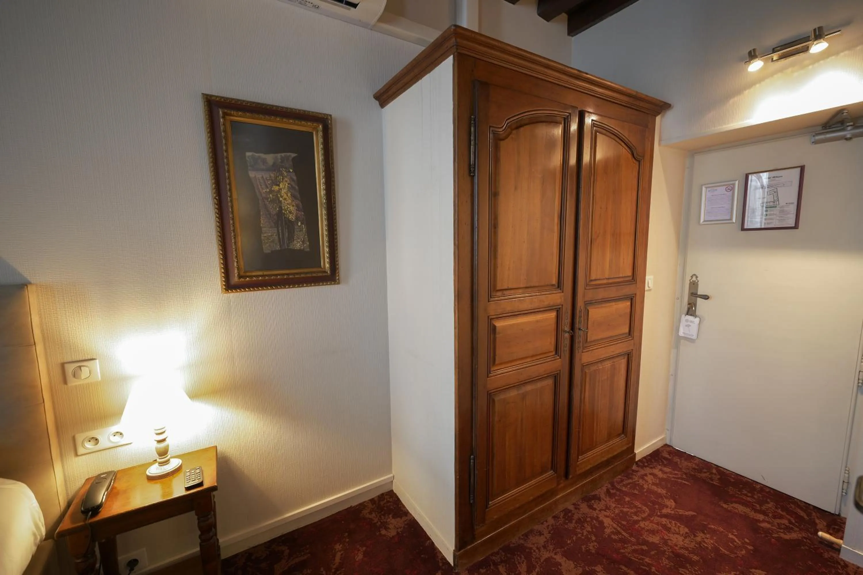 wardrobe in Hôtel Wilson - Teritoria