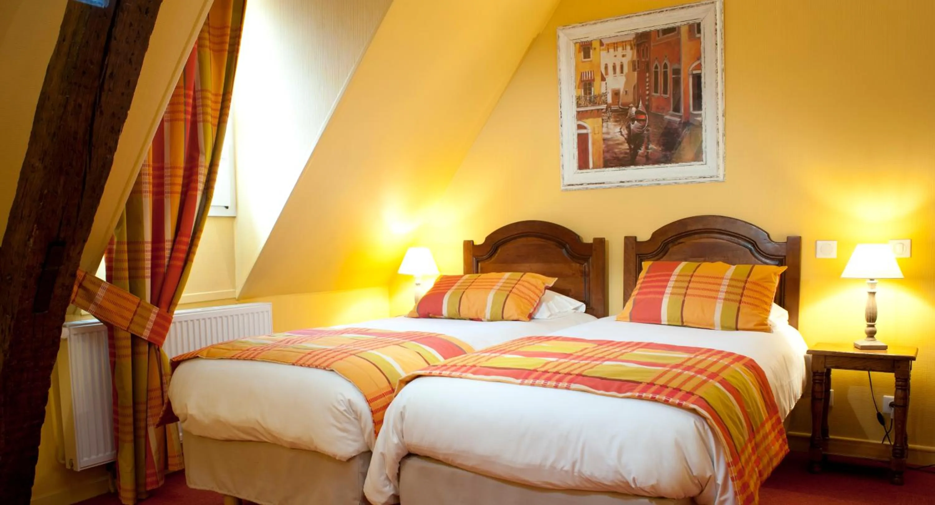 Bedroom, Bed in Hôtel Wilson - Teritoria