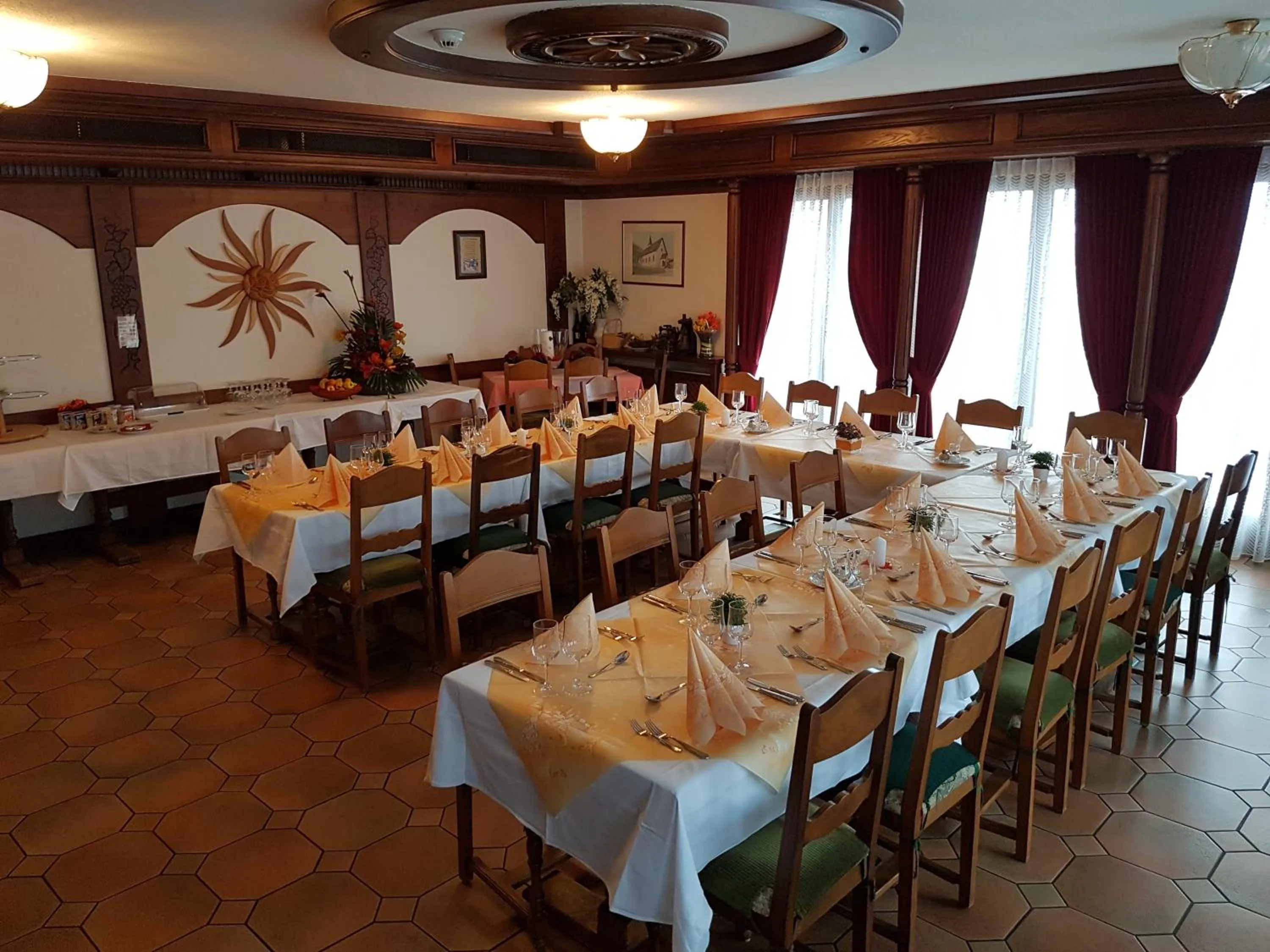 Restaurant/places to eat in Hotel Central