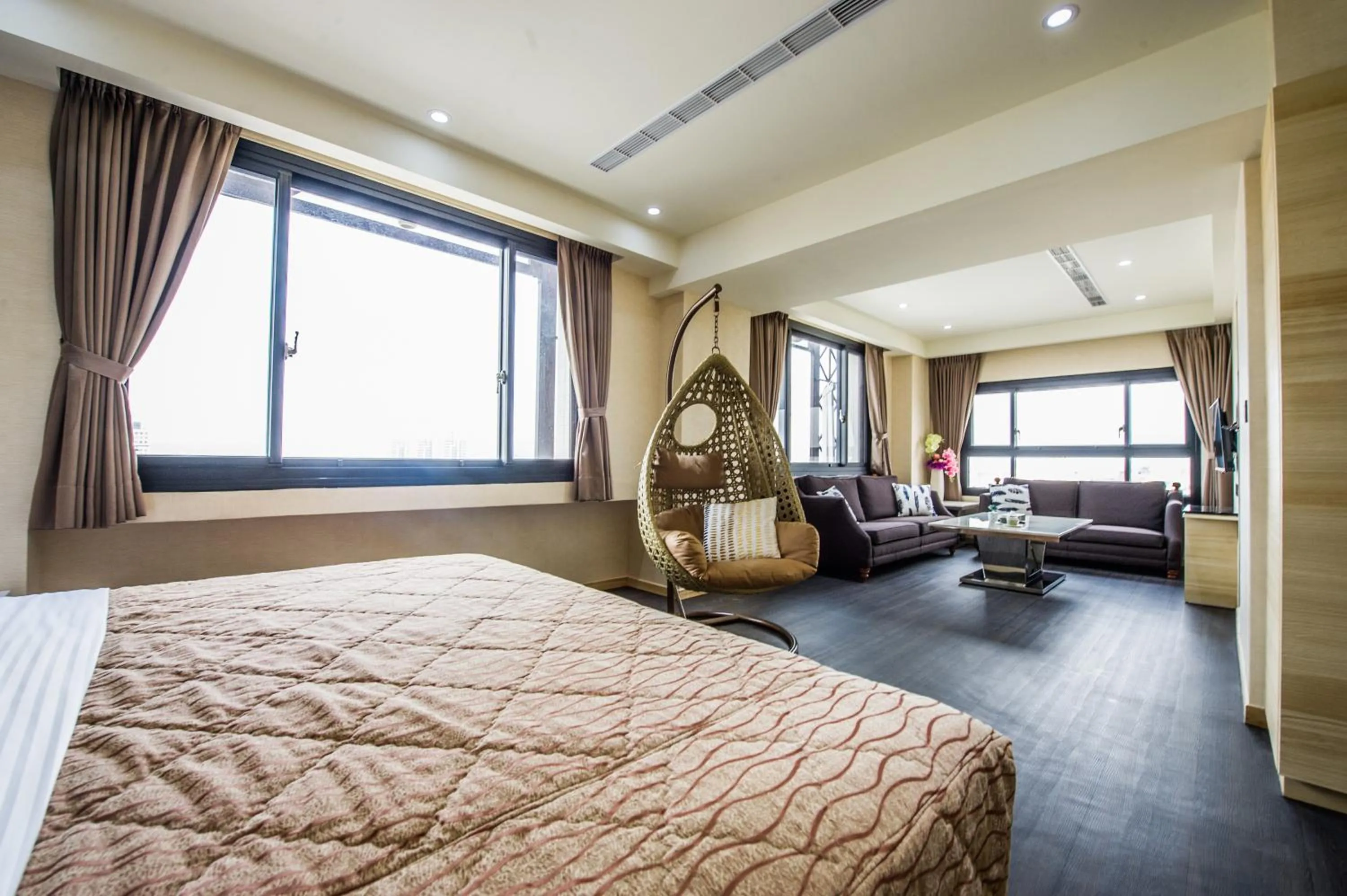 Deluxe King Room in Red hotel