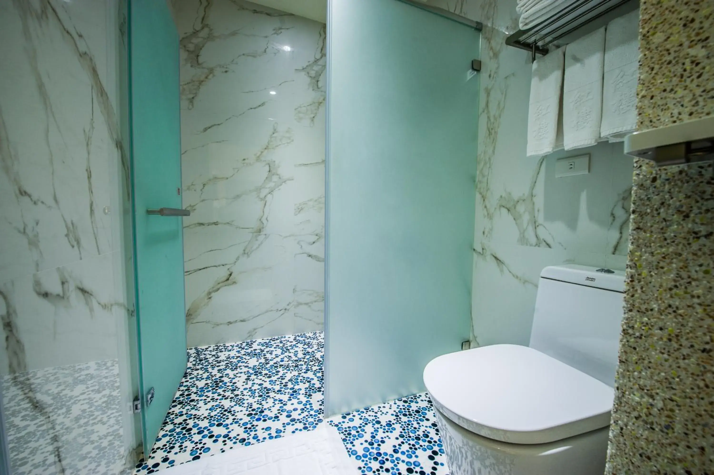 Triple Room with Bathroom in Red hotel Triple Room with Bathroom in Red hotel