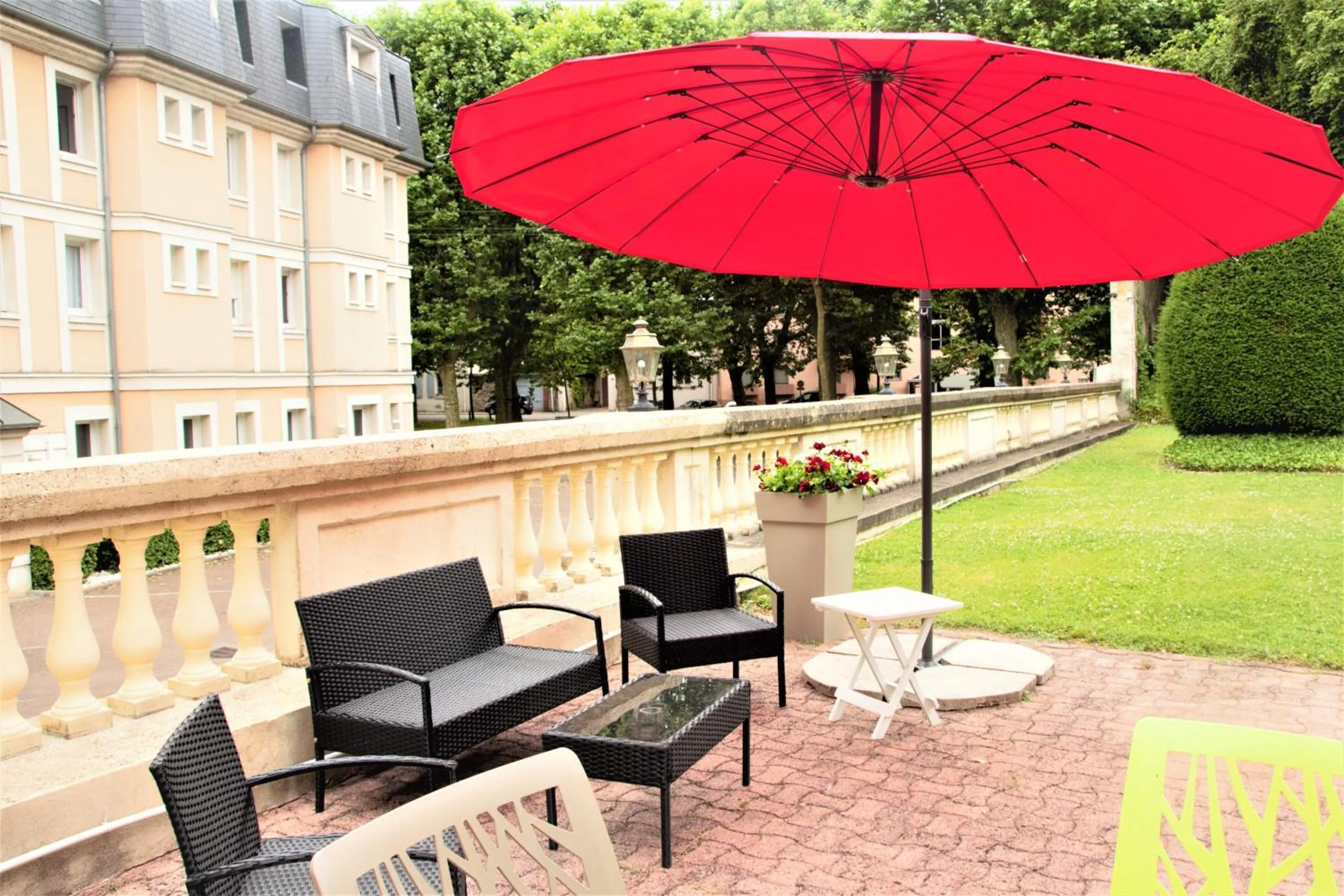 Patio in The Originals City, Archotel, Sens