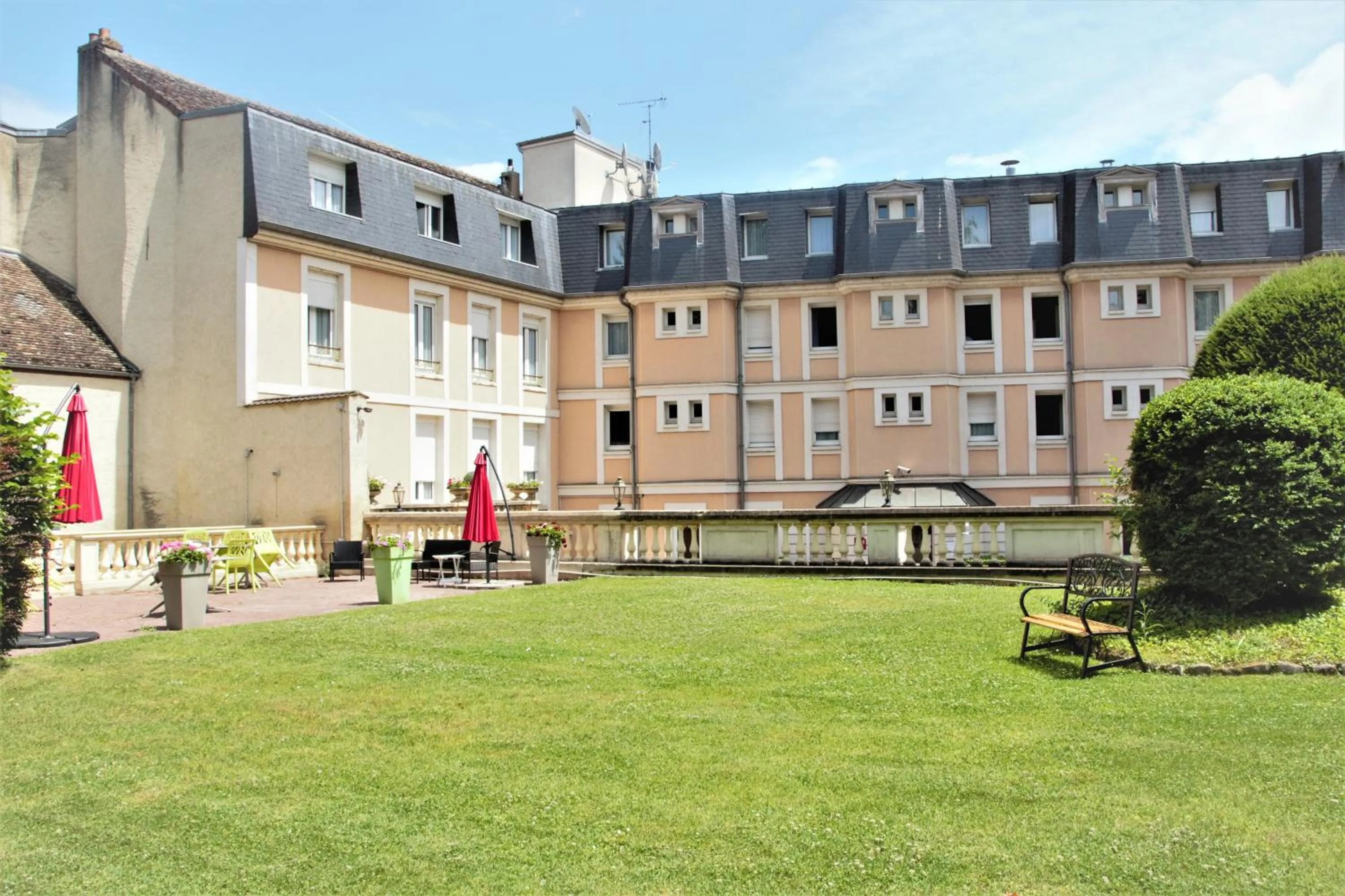 Patio in The Originals City, Archotel, Sens
