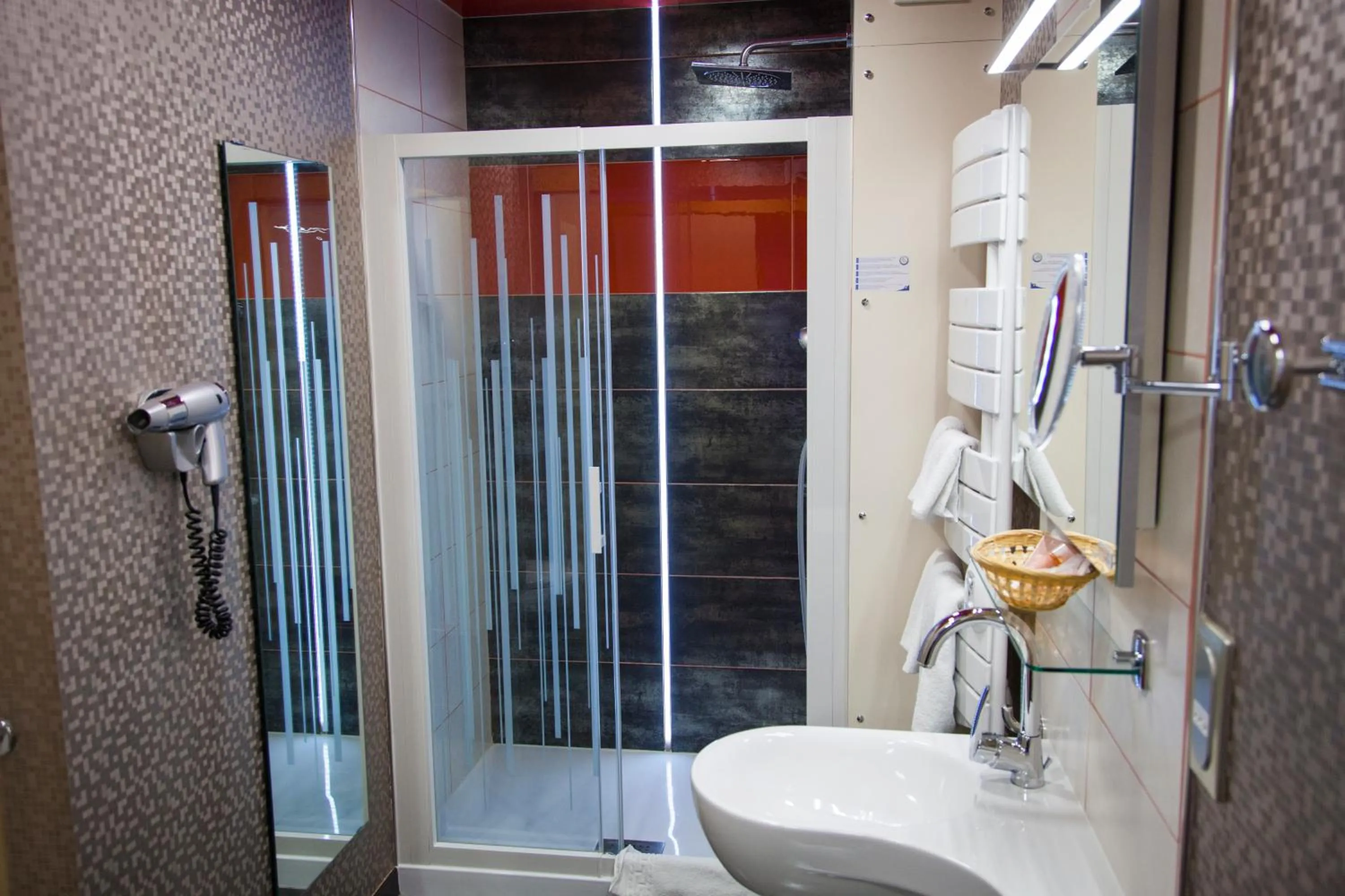 Shower in The Originals City, Archotel, Sens