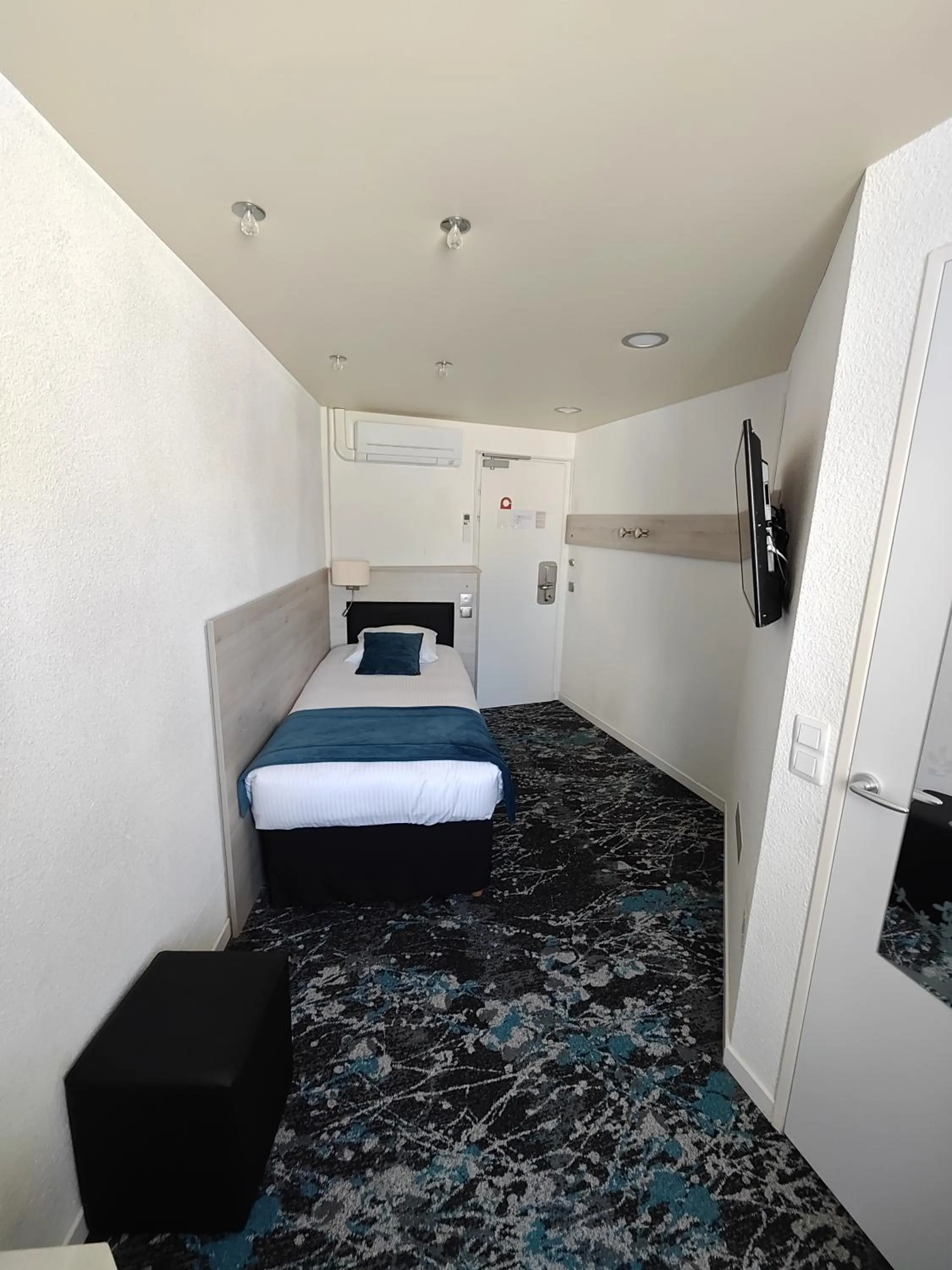 Photo of the whole room, Bed in The Originals City, Archotel, Sens