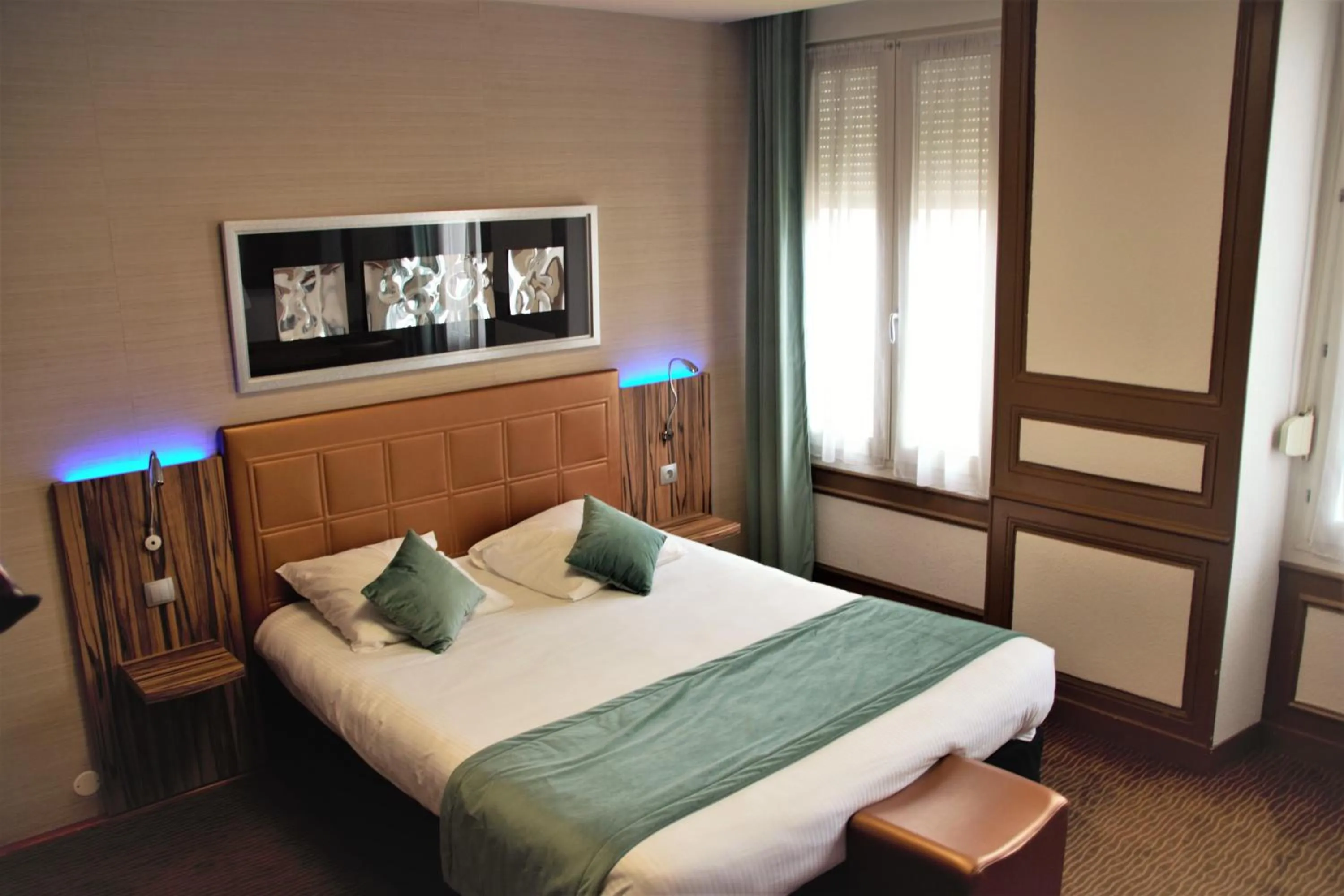 Photo of the whole room, Bed in The Originals City, Archotel, Sens