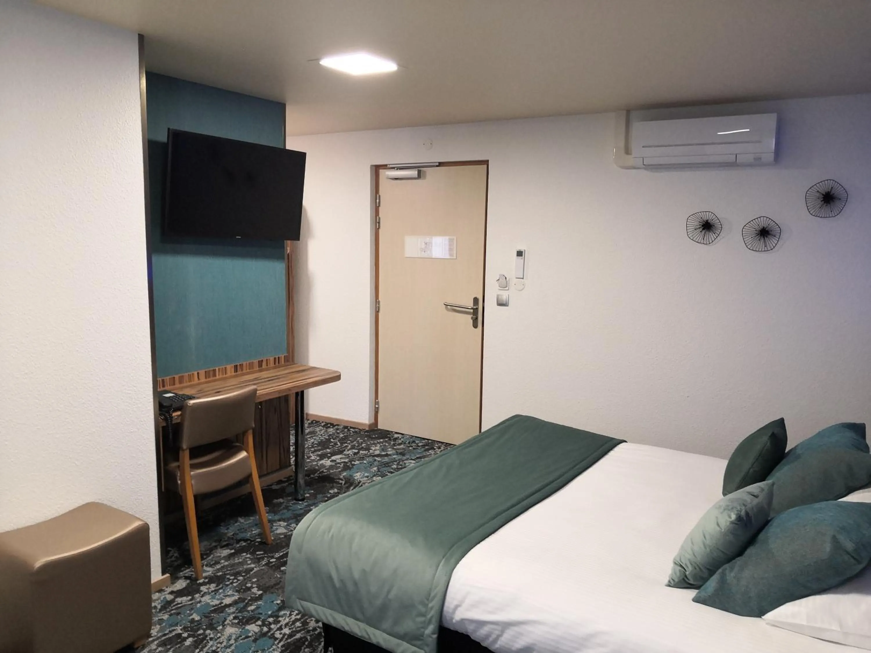 TV and multimedia, Bed in The Originals City, Archotel, Sens