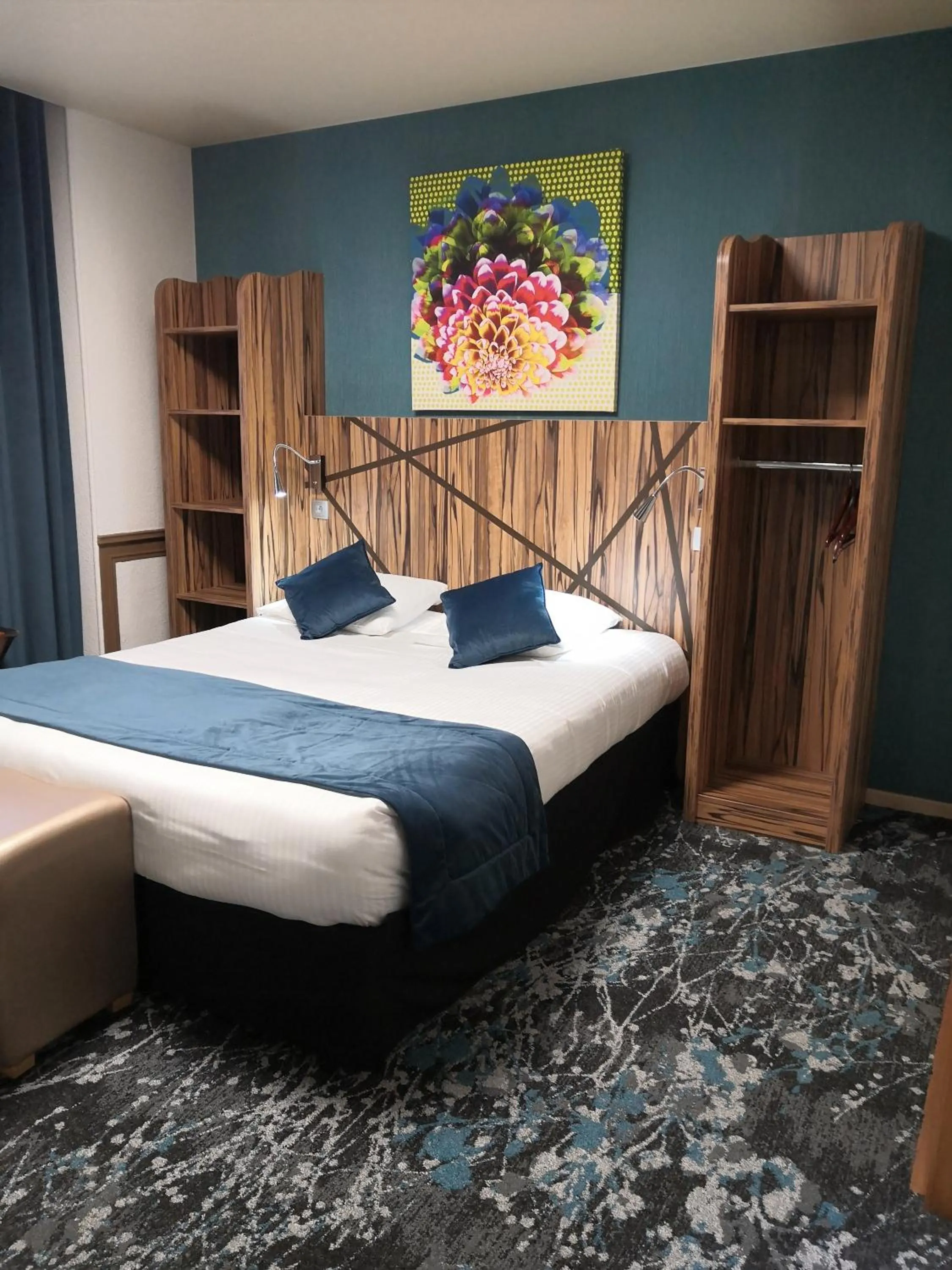 TV and multimedia, Bed in The Originals City, Archotel, Sens