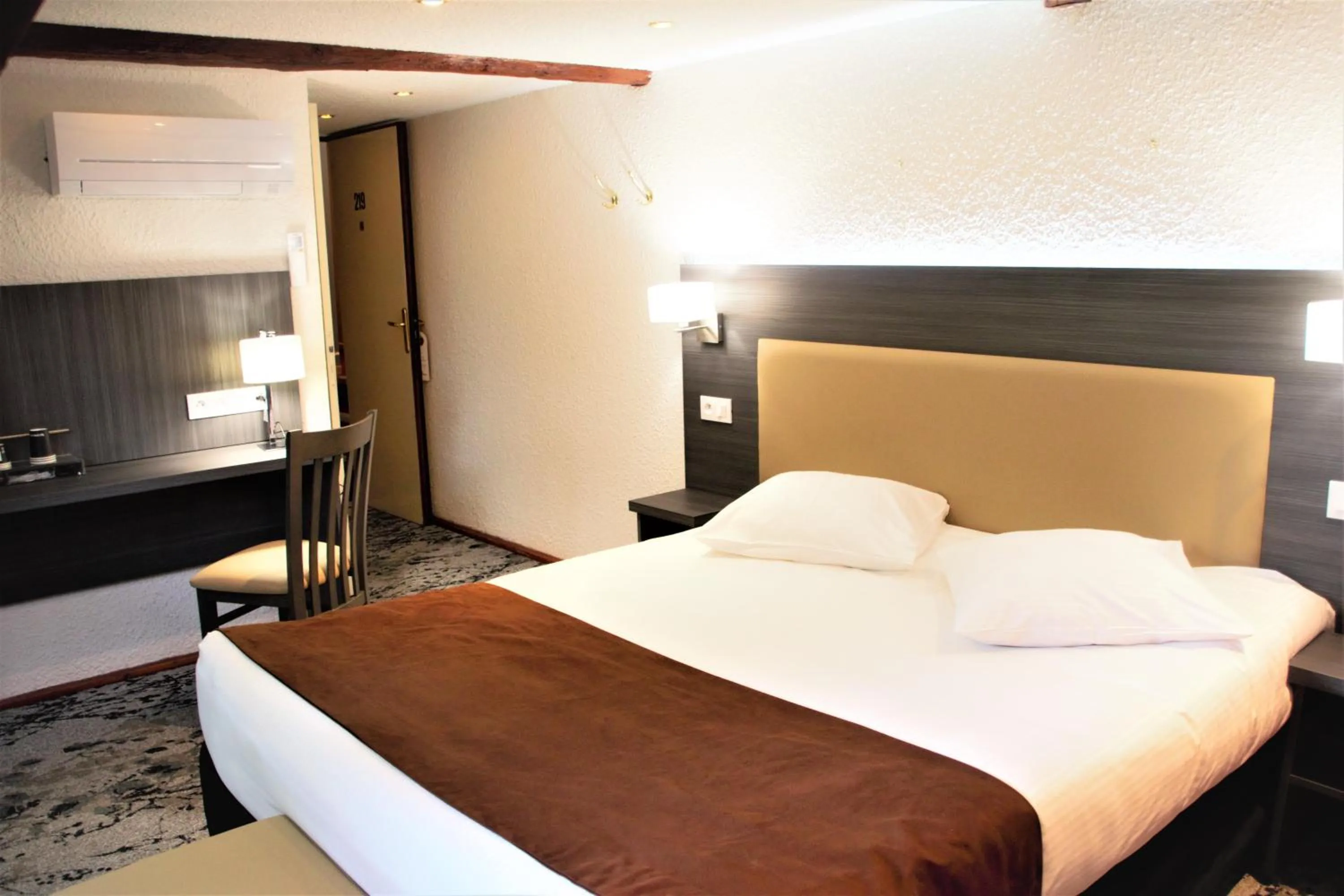 Coffee/tea facilities, Bed in The Originals City, Archotel, Sens