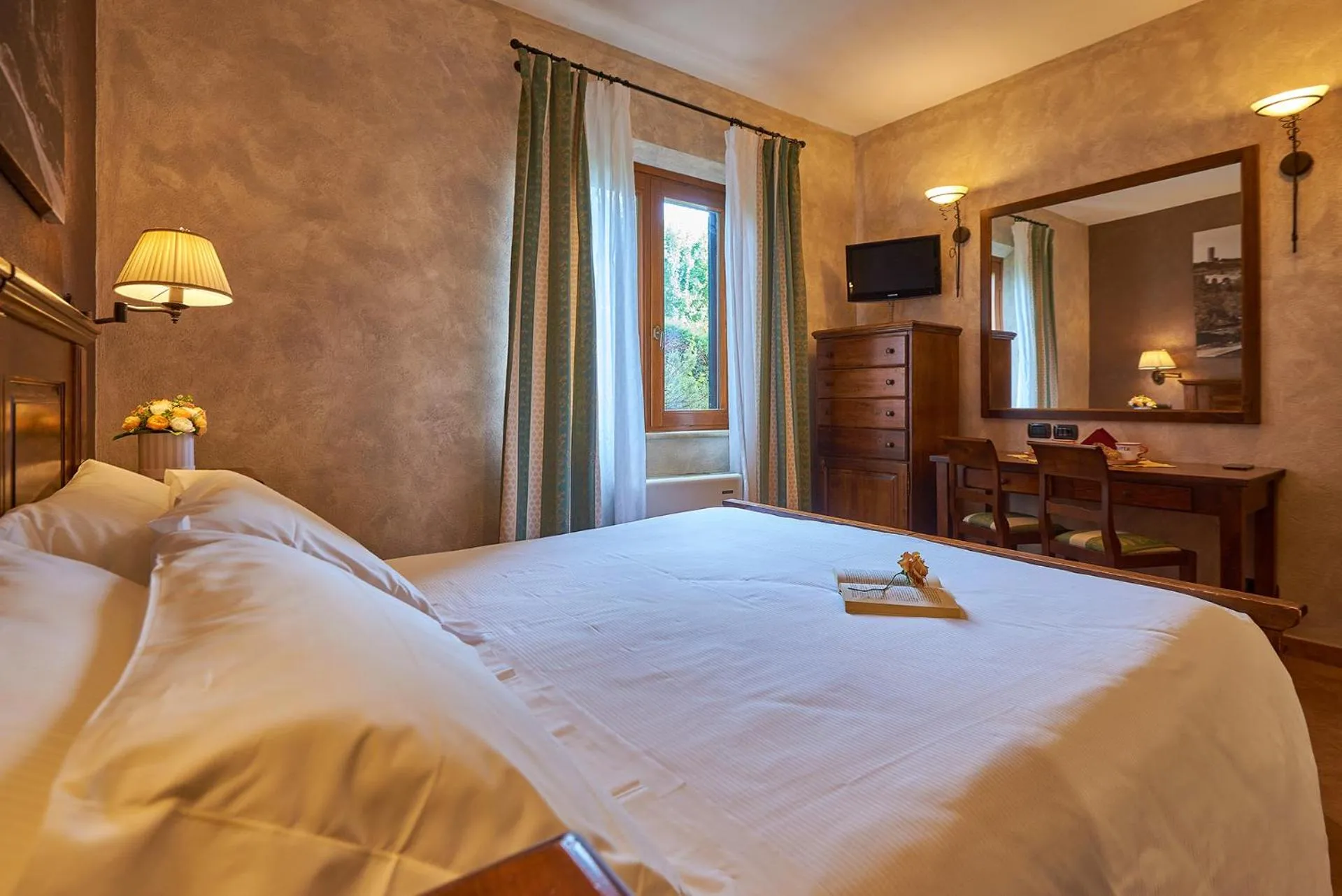 Photo of the whole room, Bed in Casanova - Wellness Center La Grotta Etrusca
