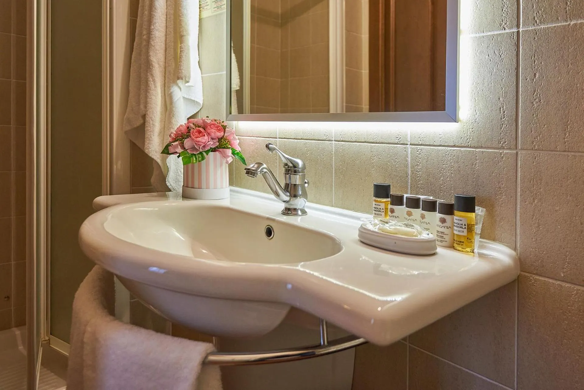 Bathroom in Casanova - Wellness Center La Grotta Etrusca