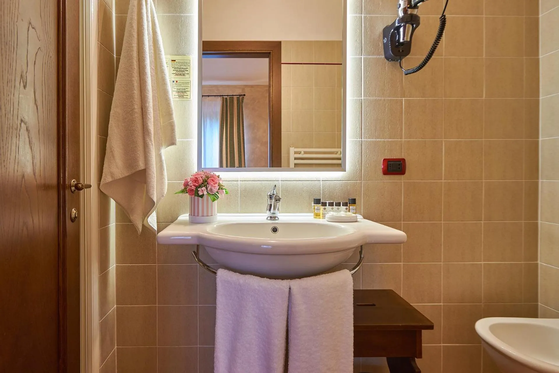 Bathroom in Casanova - Wellness Center La Grotta Etrusca