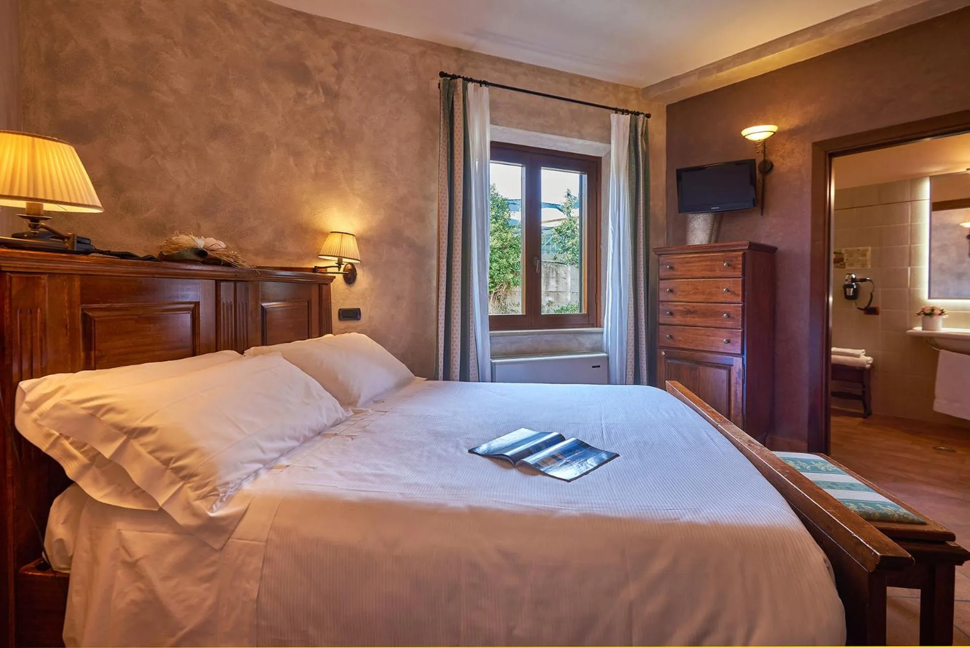 Photo of the whole room, Bed in Casanova - Wellness Center La Grotta Etrusca
